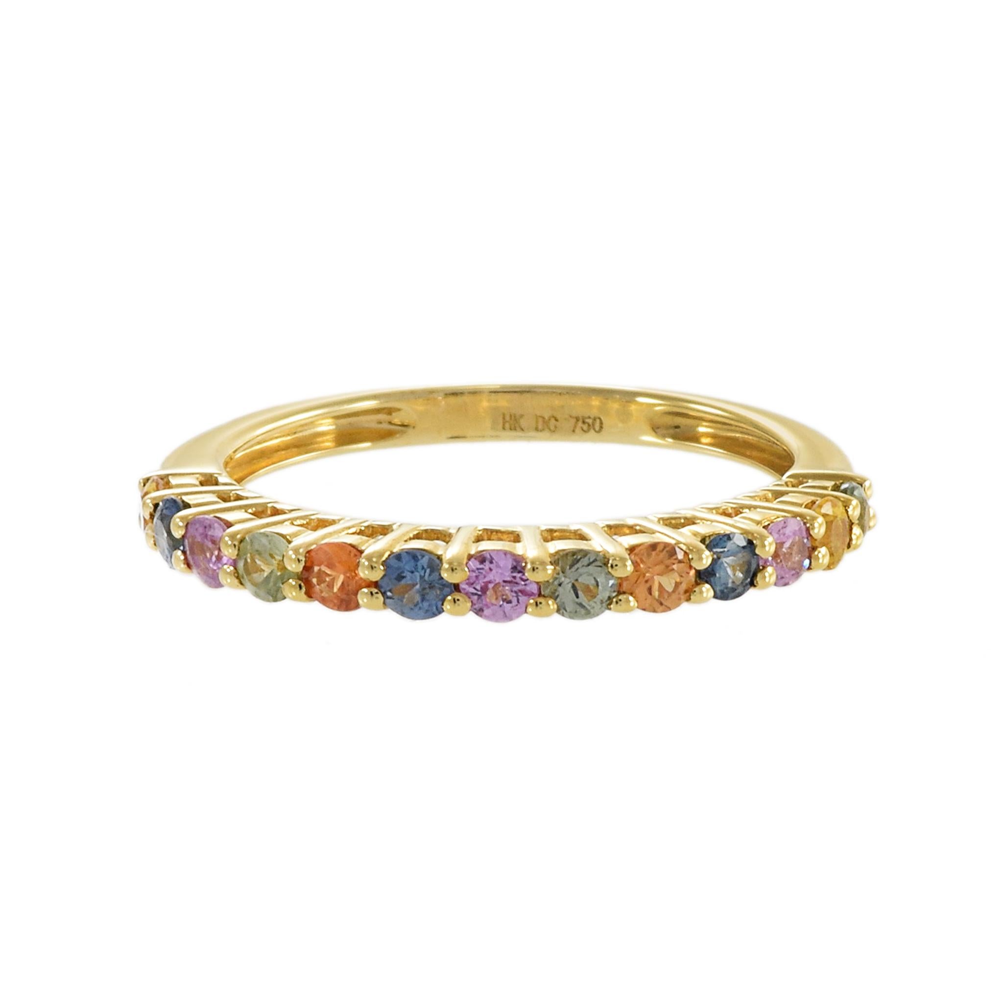 Questo bracciale in oro giallo 18 carati con diamanti e zaffiri multicolore ha un peso totale di 0,83 carati di zaffiri a taglio rotondo. Taglia 5,75 US. Peso 2,7 gm.