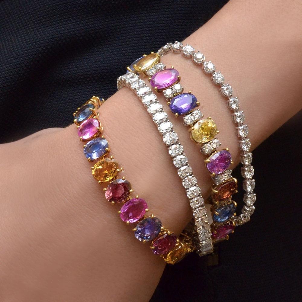 Contemporain Bracelet en or 18 carats avec saphirs ovales multicolores de 49,95 carats et diamants en vente
