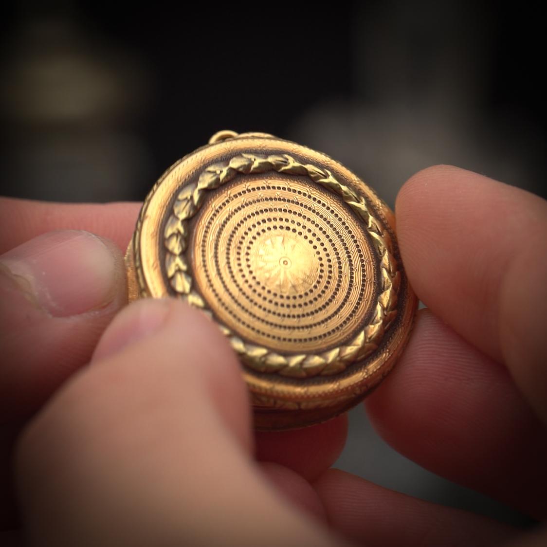 18kt Gelbgold Napoleonisches Haarschmucketui mit Guilloché-Gravur, ca. 1821 im Angebot 16