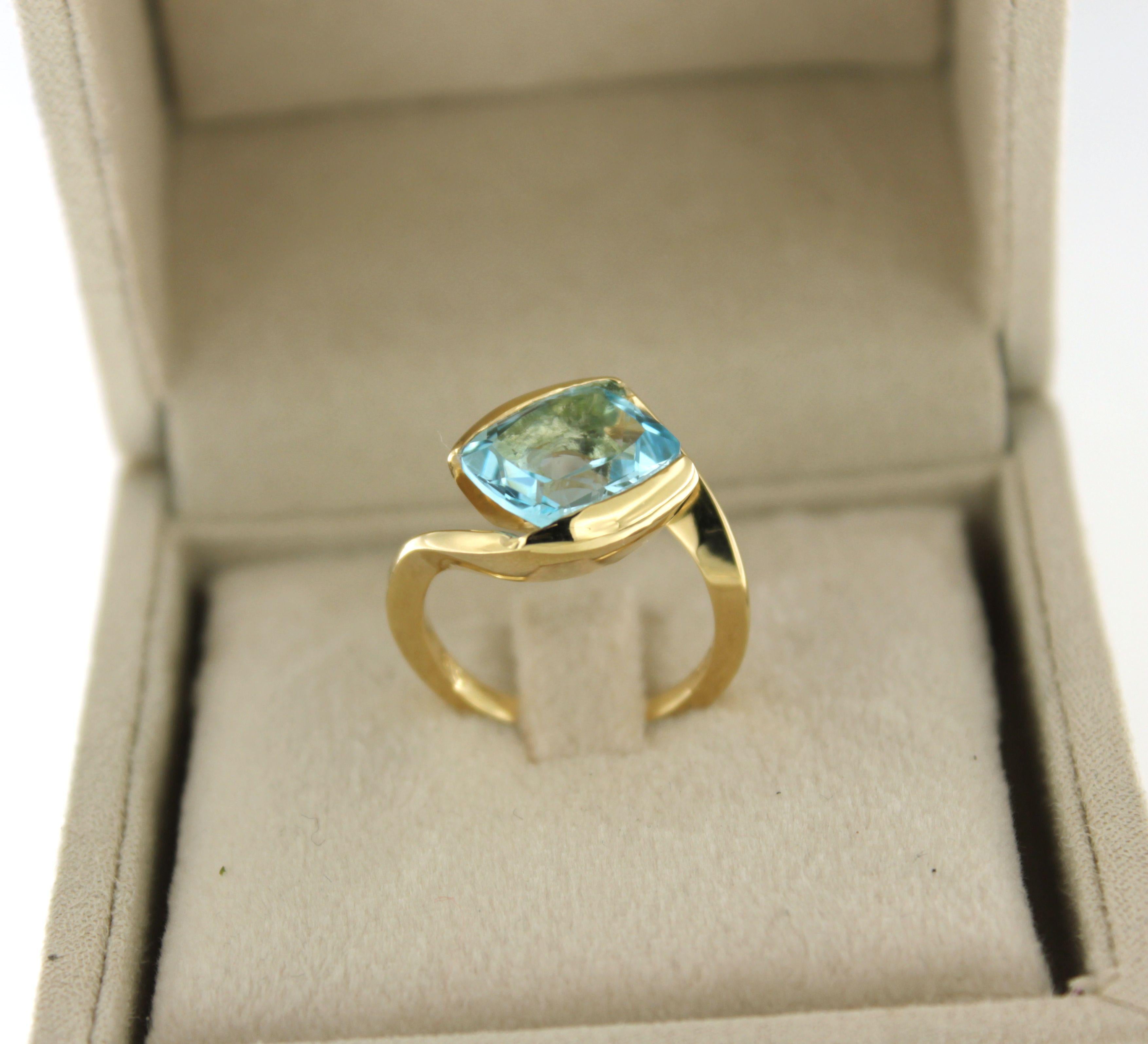 Special ring in yellow gold 18kt with natural stone blue topaz  soft lines that caress your hand, ideal for every day or for a party . A ring with blue topaz is an ideal gift, the blue stone takes away stress and gives positivity.
All our jewels are