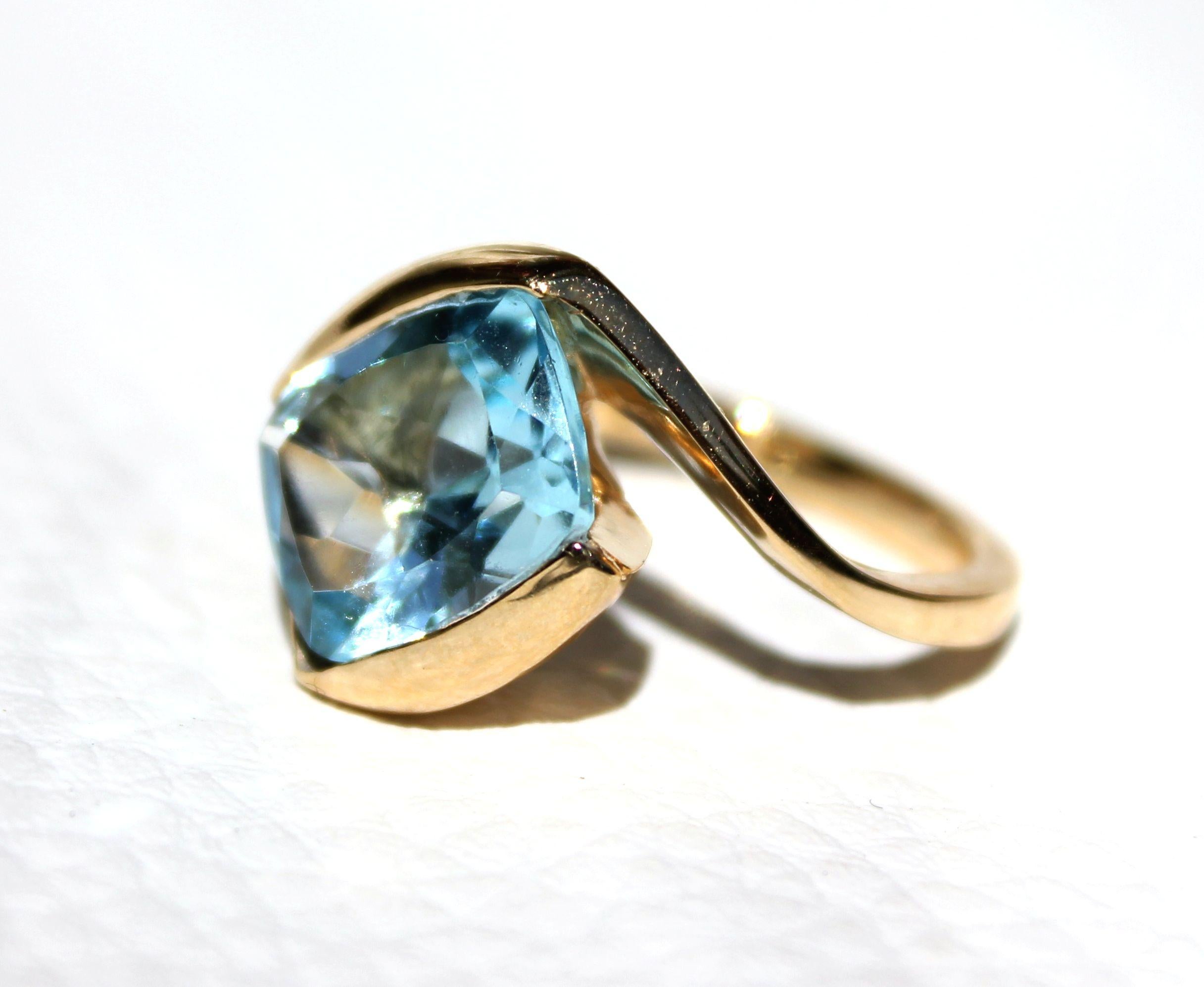Square Cut 18Kt Yellow Gold Natural Stones Blue Topaz Fashion Cocktail  Modern Ring  For Sale