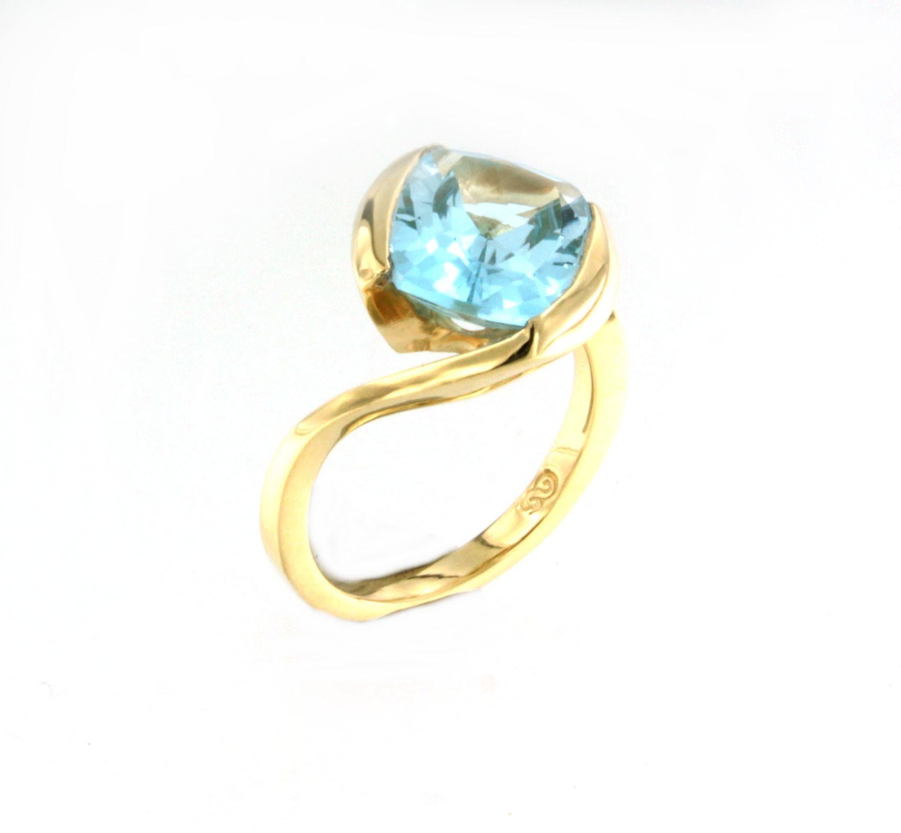Women's or Men's 18Kt Yellow Gold Natural Stones Blue Topaz Fashion Cocktail  Modern Ring  For Sale