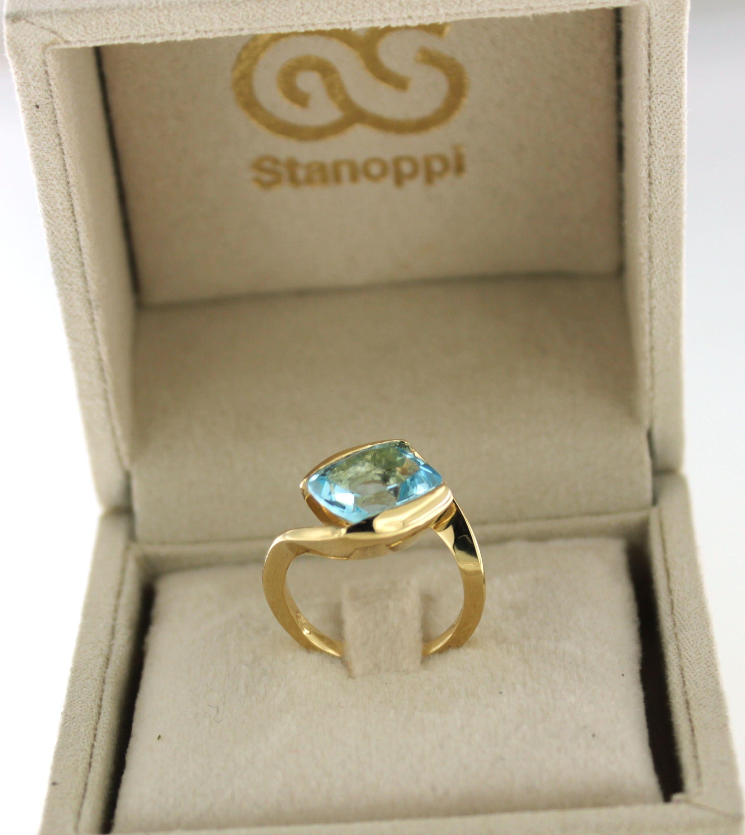 18Kt Yellow Gold Natural Stones Blue Topaz Fashion Cocktail  Modern Ring  For Sale 1