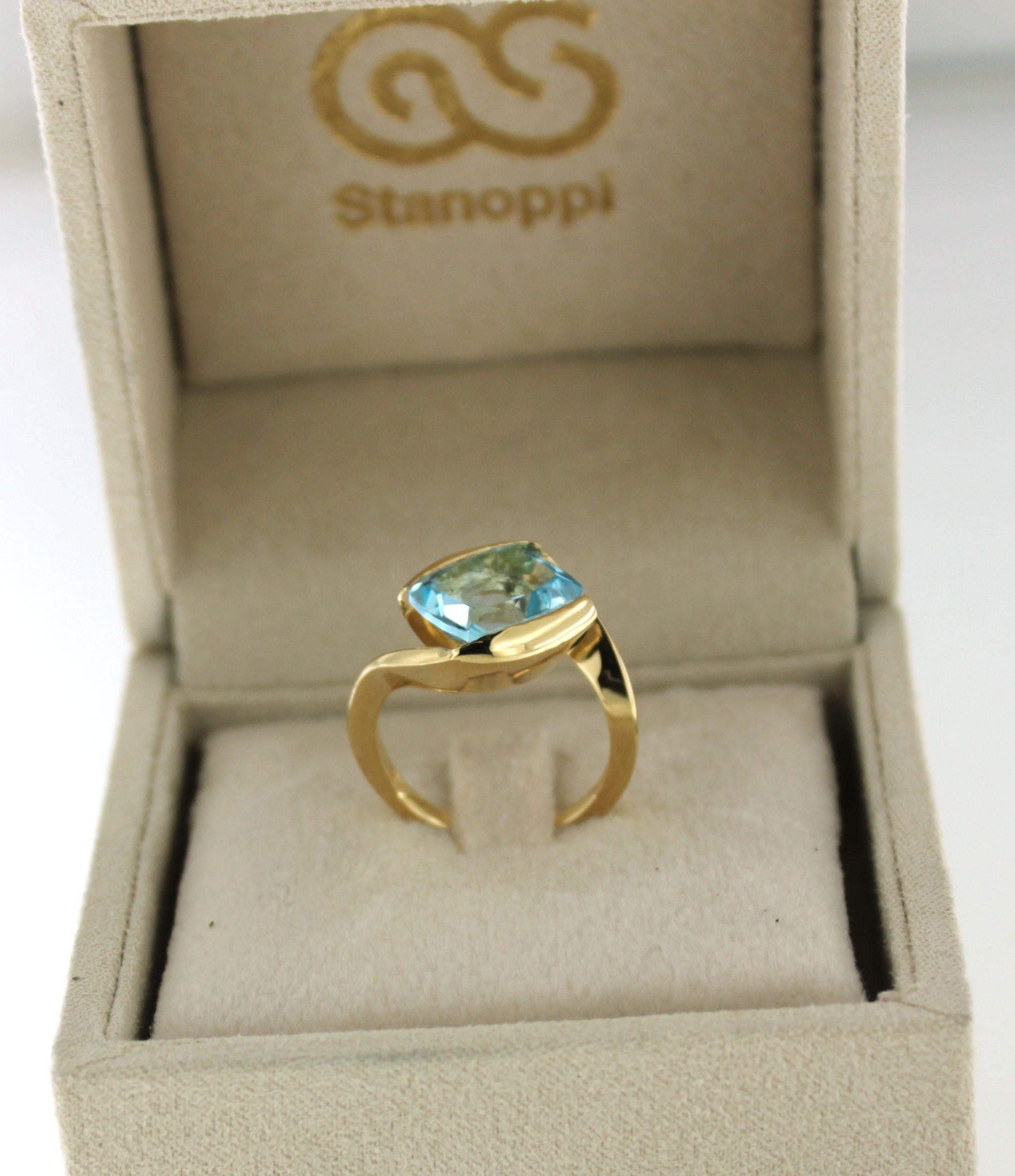18Kt Yellow Gold Natural Stones Blue Topaz Fashion Cocktail  Modern Ring  For Sale 2