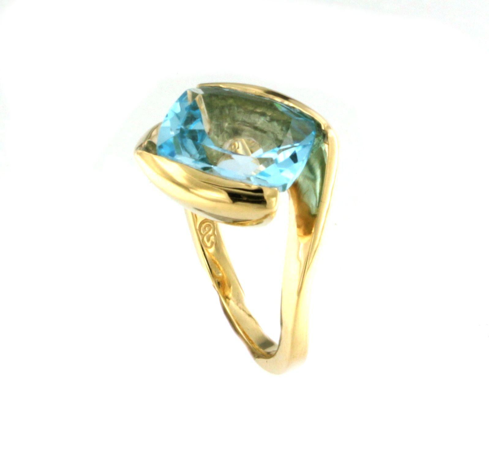 18Kt Yellow Gold Natural Stones Blue Topaz Fashion Cocktail  Modern Ring  For Sale 3