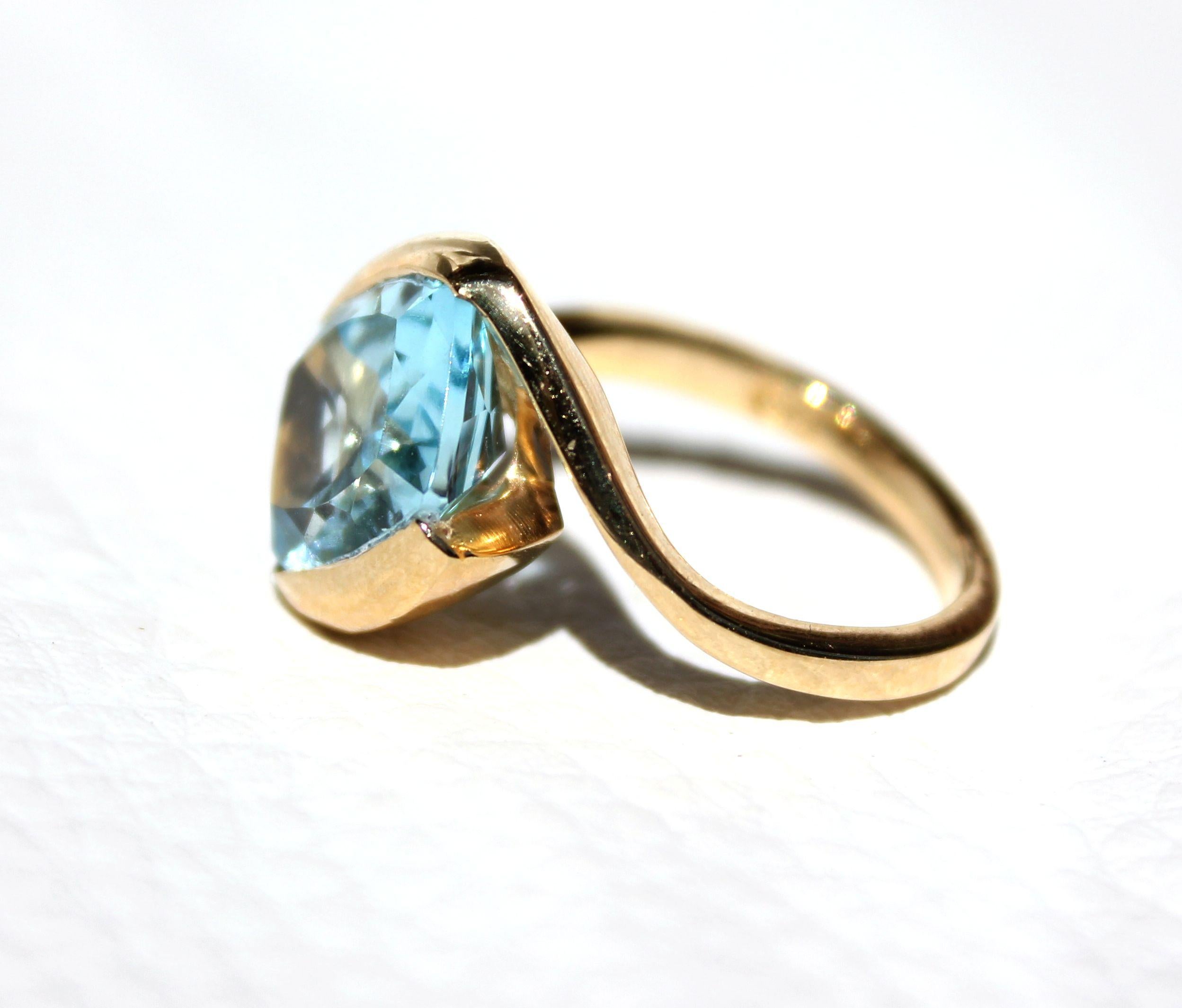 18Kt Yellow Gold Natural Stones Blue Topaz Fashion Cocktail  Modern Ring  For Sale 4