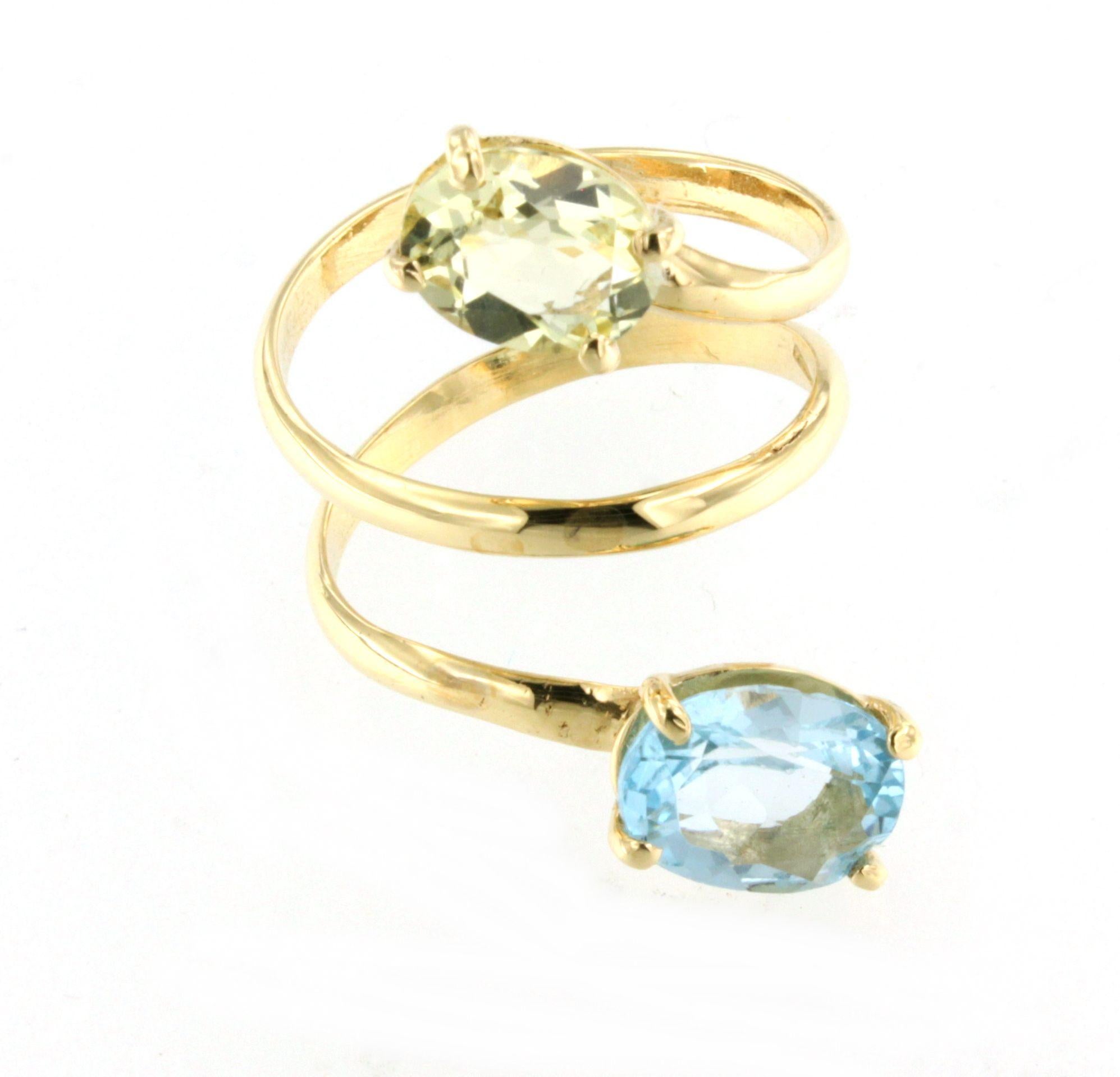 Sorprendente anillo de oro amarillo de 18 quilates con topacio azul natural y cuarzo lelmon .
La piedra es una auténtica novedad, diseñada por la estilista Gisella para sus nuevas joyas de la colección primavera-verano 2025. Diseño cada pieza de
