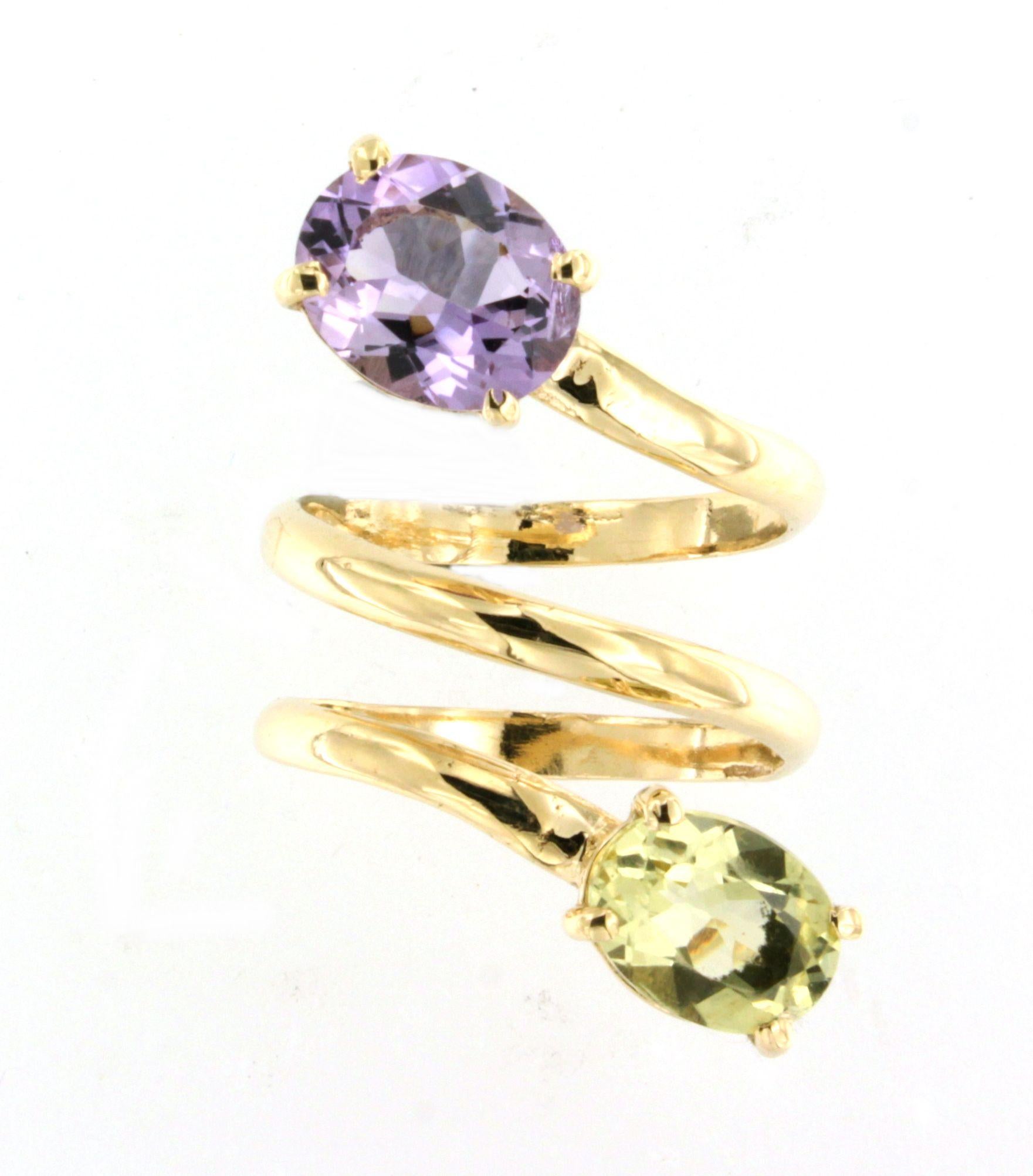 Sorprendente anillo de oro amarillo de 18 quilates con  amatista natural y cuarzo limón 
La piedra es una auténtica novedad, diseñada por la estilista Gisella para sus nuevas joyas de la colección primavera-verano 2025. Diseño cada pieza de joyería