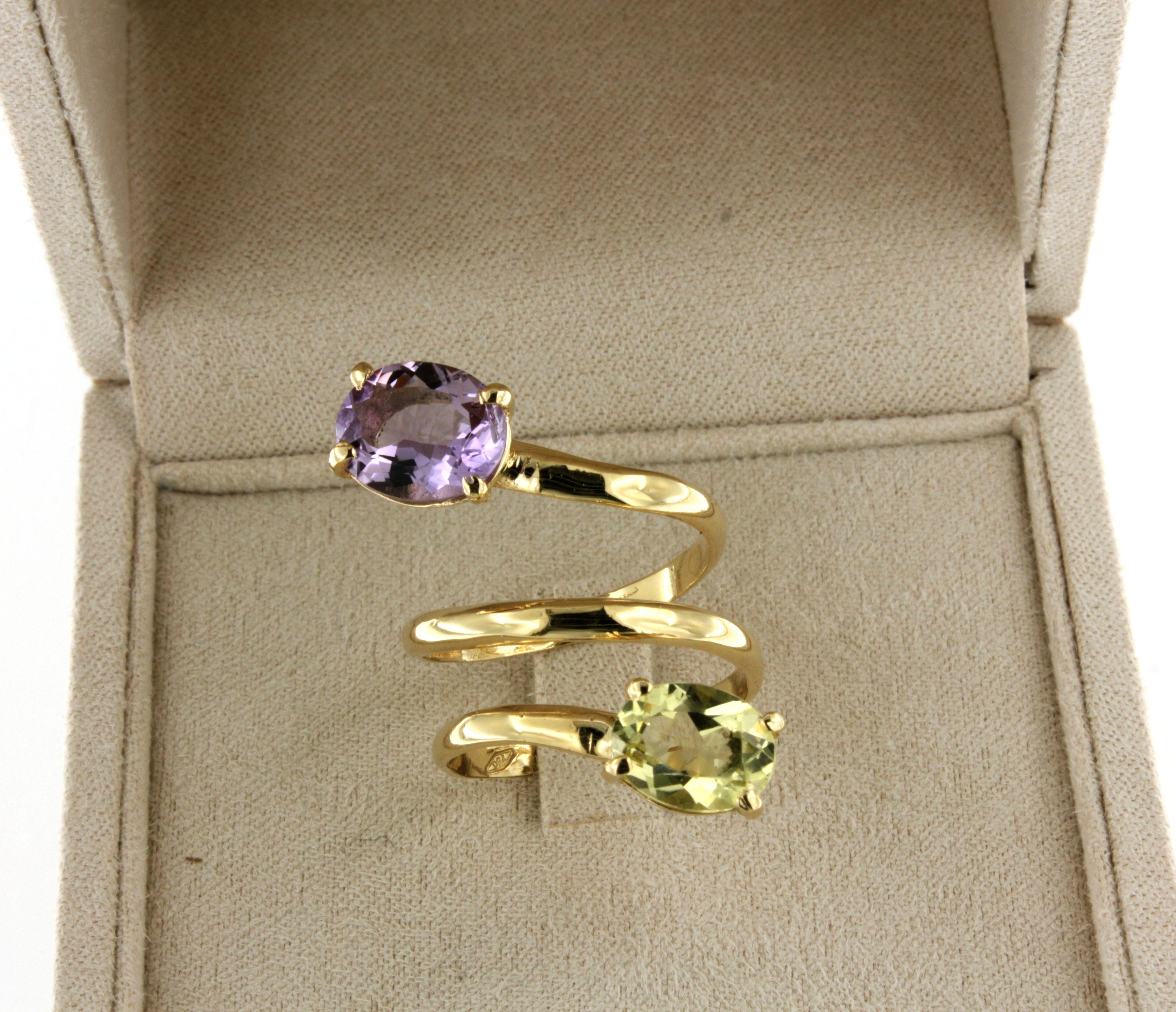 Anillo Contemporáneo de Cóctel Elegante de Oro Amarillo de 18 Kt con Piedras Naturales Corte oval en venta
