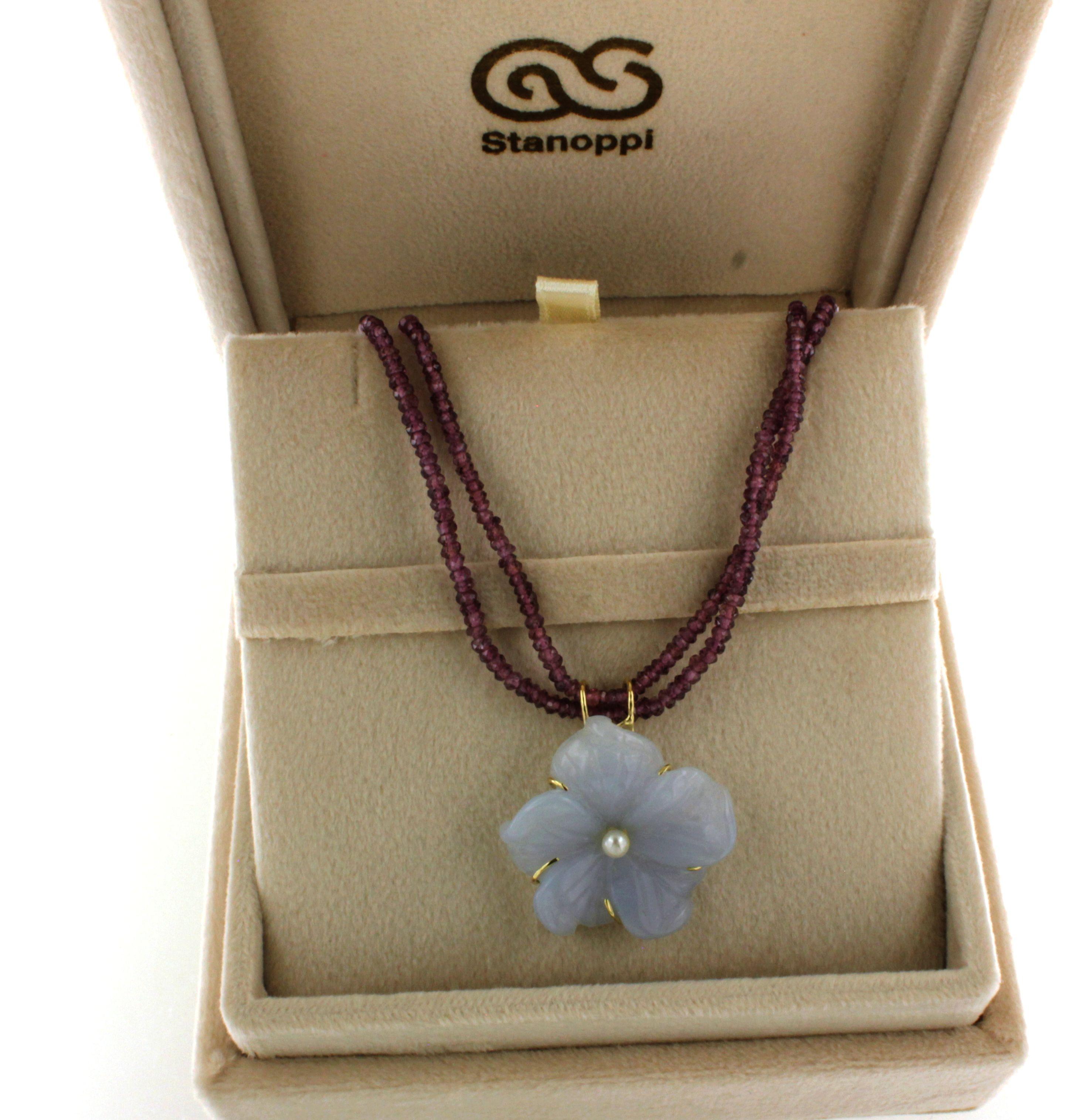 Pendentif collier cocker  en or jaune 18kt avec lumière naturelle  calcédoine bleue, tourmaline rose le collier  et  perle . Vous pouvez porter le collier séparément du pendentif, le collier en tourmalines roses devient un collier précieux, pratique