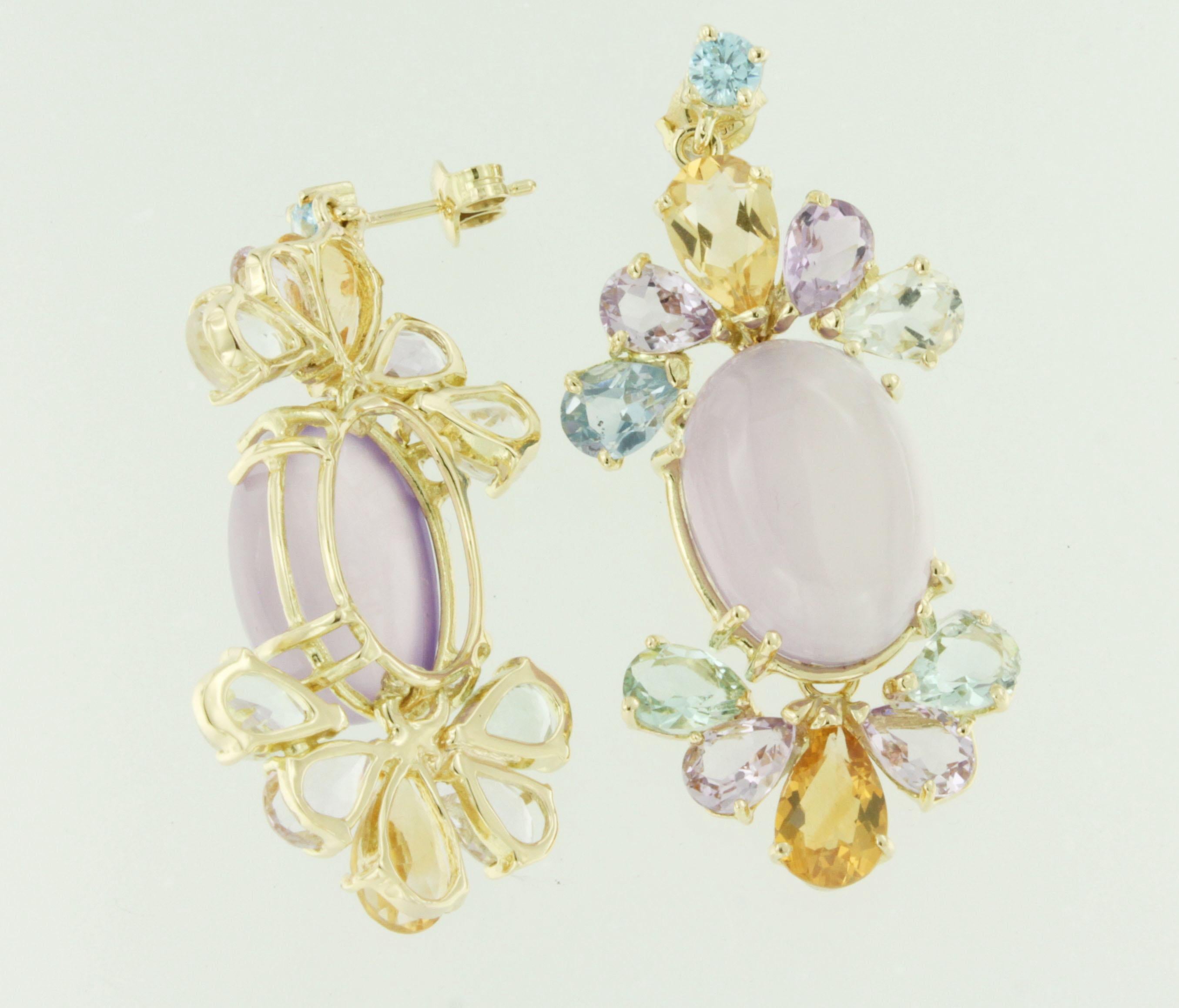 Orecchini in oro un bouquet di fiori, tanti colori tenui che illuminano il tuo viso, pietre naturali.
Orecchini in oro giallo con topazio blu e quarzo rosa, da indossare ogni giorno per tutte le occasioni, ispirati alla Nature e alle sue