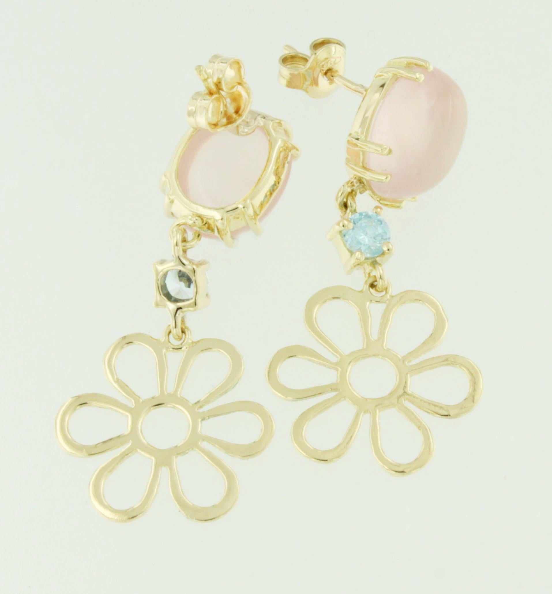 La margherita è un fiore che cresce con una bellezza unica ed eterna, semplice, elegante, unica.
Orecchini in oro giallo con topazio blu e quarzo rosa, da indossare ogni giorno per tutte le occasioni, ispirati alla Nature e alle sue bellezze.
Tutto