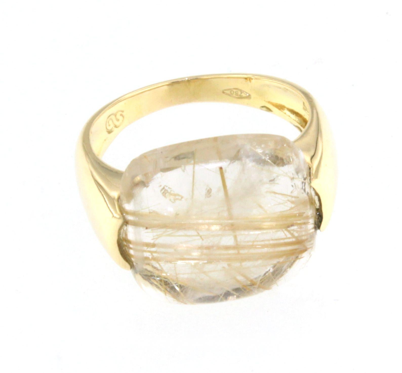 Bague cocktail trandy moderne en or jaune 18kt avec pierre naturelle : quartz rutilé  Fabriqués à la main en Italie par Stanoppi Jewellery depuis 1948.  La pierre est une véritable nouveauté, conçue par la styliste Gisella pour ses nouveaux bijoux