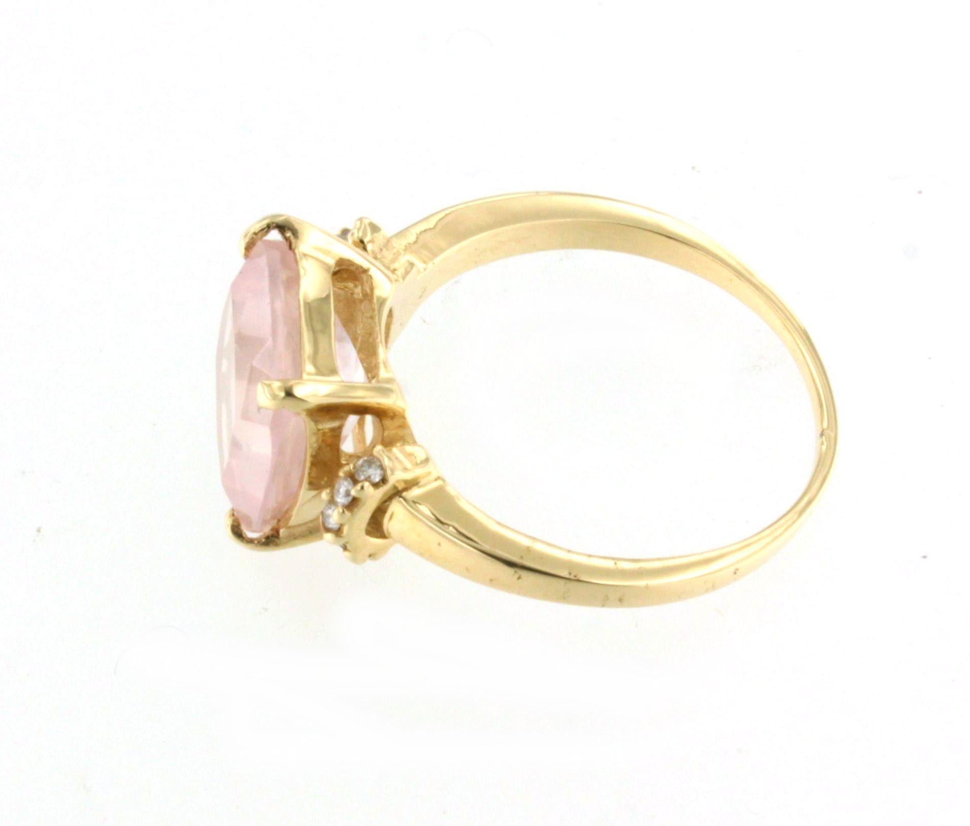Bague cocktail trandy moderne en or jaune 18kt avec pierre naturelle : quartz rose et diamants blancs cts 0.09 faite à la main en Italie par Stanoppi Jewellery depuis 1948.  La pierre est une véritable nouveauté, conçue par la styliste Gisella pour