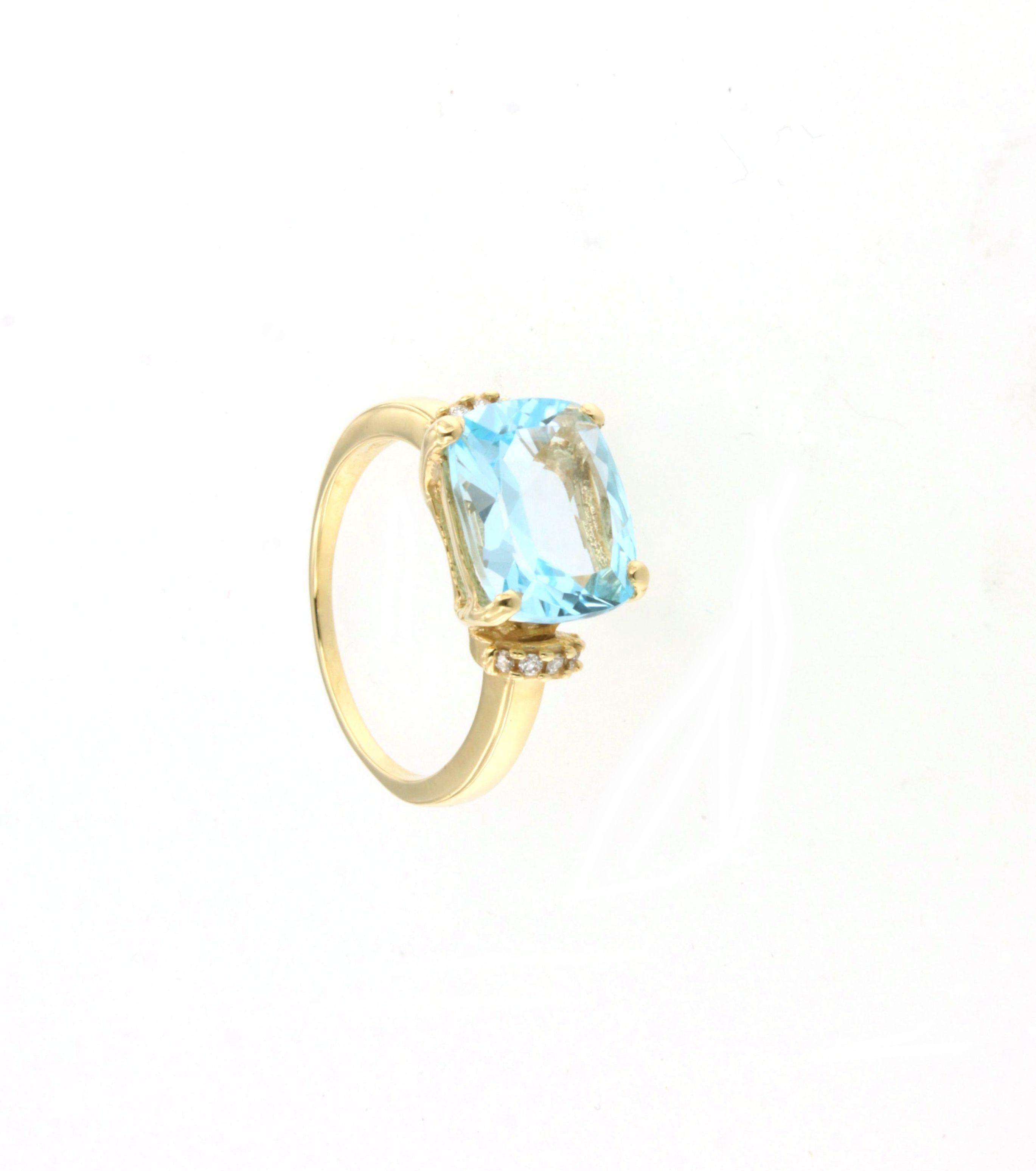 Anillo de cóctel moderno trandy de oro amarillo de 18 quilates con piedra natural : topacio azul y diamantes blancos cts 0,09 fabricado a mano en Italia por Joyería Stanoppi desde 1948.  La piedra es una auténtica novedad, diseñada por la estilista
