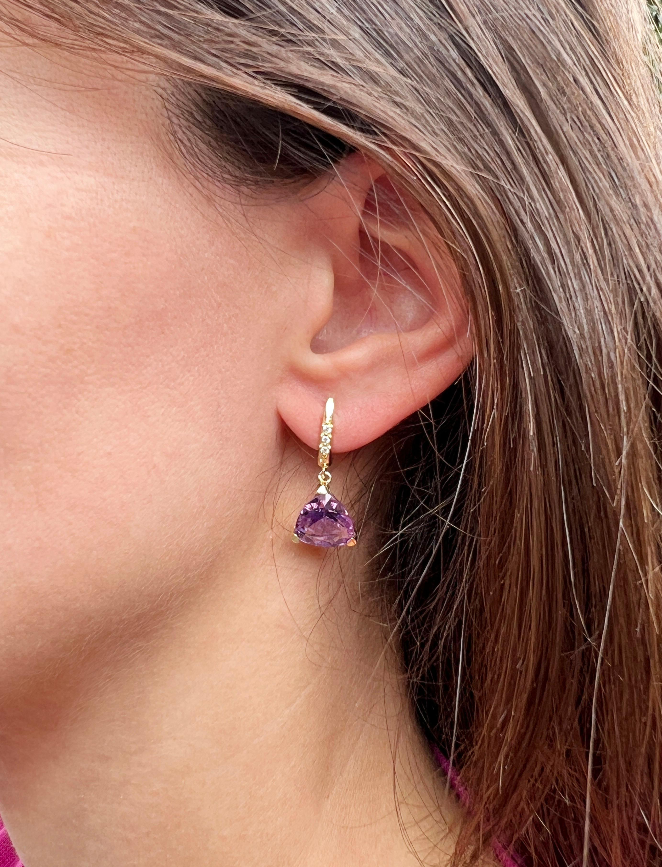 Piccoli orecchini in oro giallo 18kt con ametiste naturali e diamanti bianchi. Ideale per tutti i giorni, per un evento speciale per farsi notare.
Pietre naturali dal colore brillante, classiche ma anche moderne per la donna che vuole abbinare i