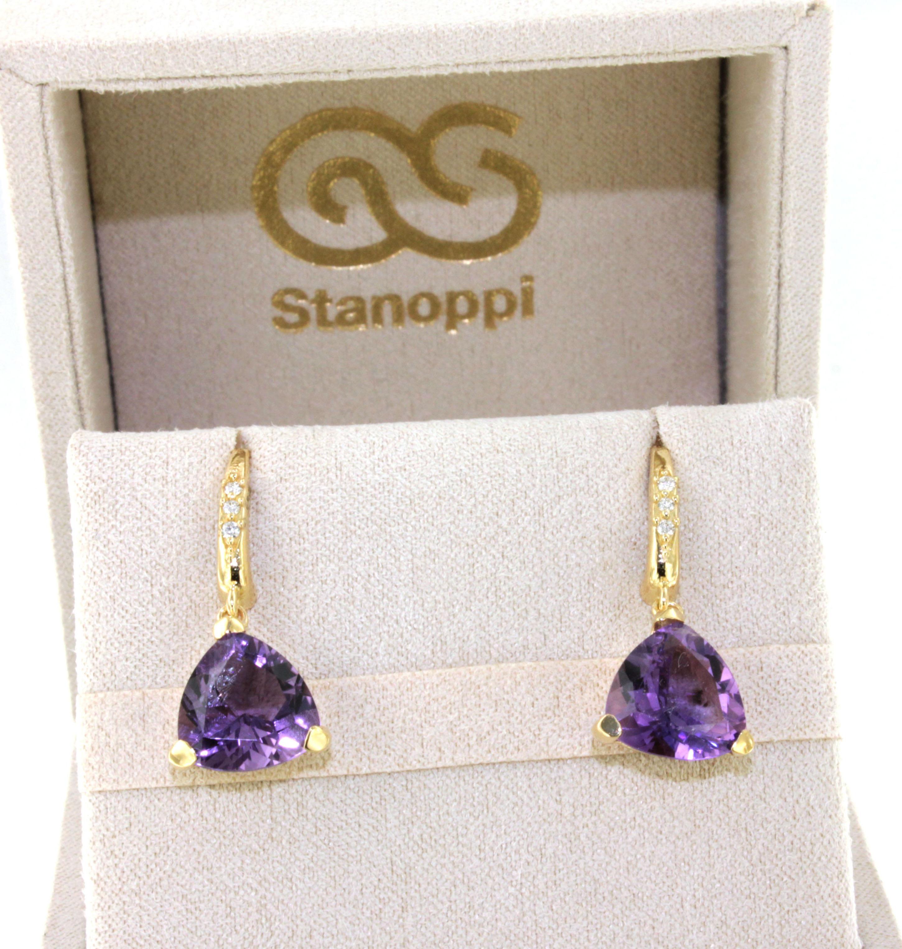 Orecchini a leva di moda in oro giallo 18Kt con pietre naturali e diamanti bianchi in vendita 1