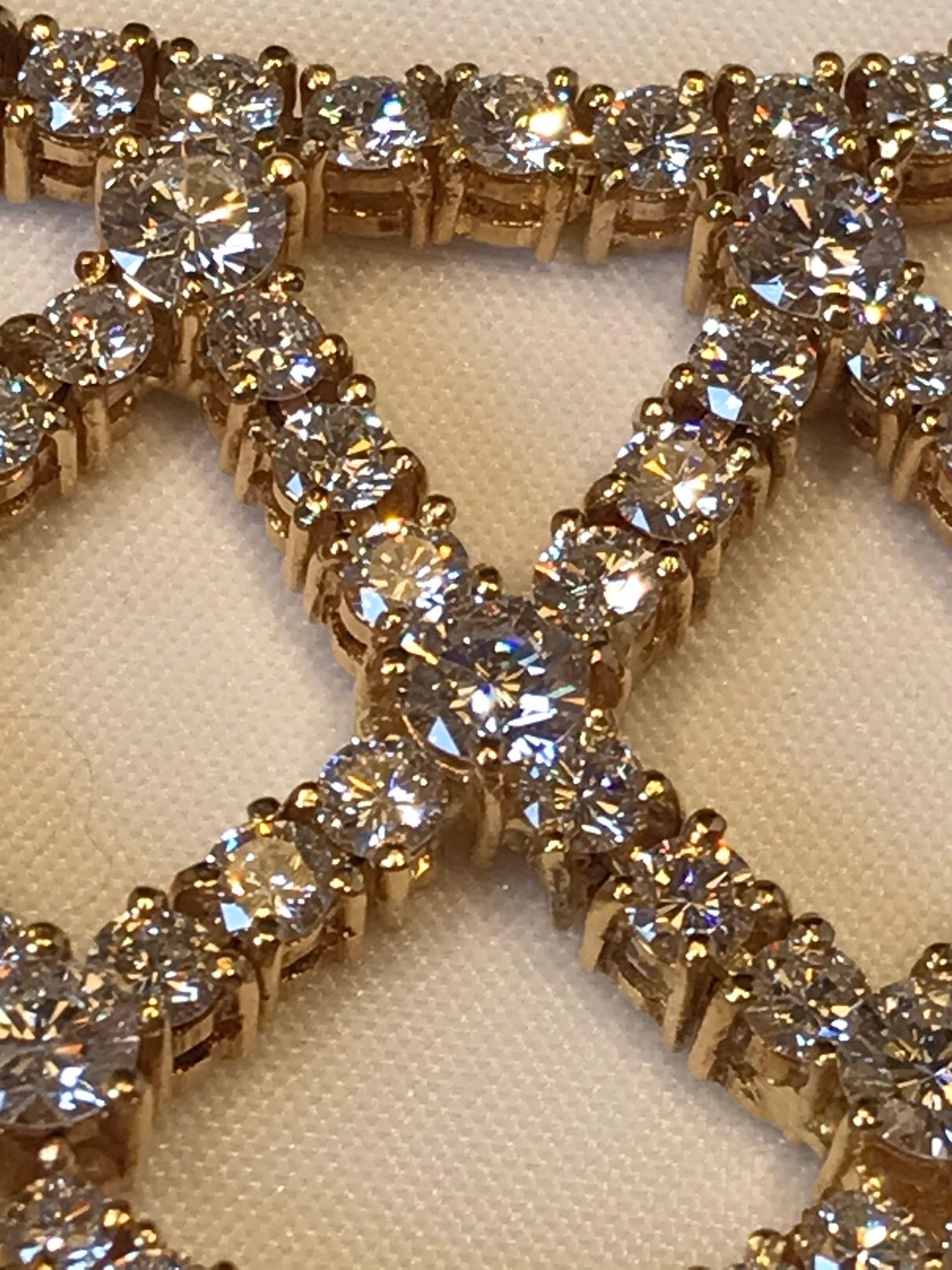 collier en or jaune 18KT et diamants.

Superbe collier en or jaune 18KT et 51,45 ct. de diamants taille brillant. Ce collier, au design irrégulier, rappelle la précieuse dentelle vénitienne des années 1400 qui ornait les vêtements et les capes des