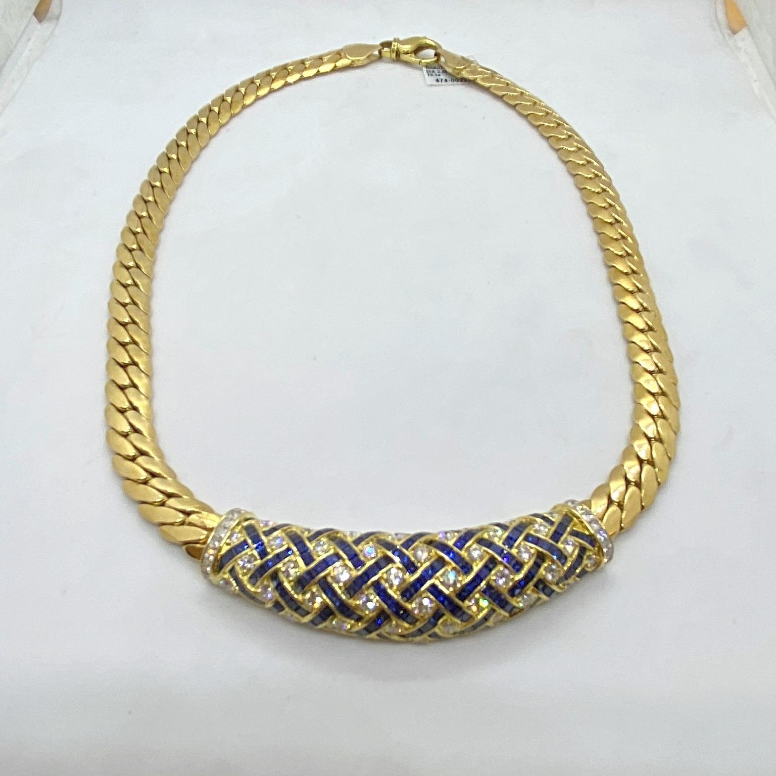 Il punto forte di questa collana in oro giallo 18 carati è la bellissima sezione centrale. Diamanti tondi taglio brillante e zaffiri blu taglio quadrato sono incastonati in un motivo a cesto intrecciato in una sezione di 2,5/8