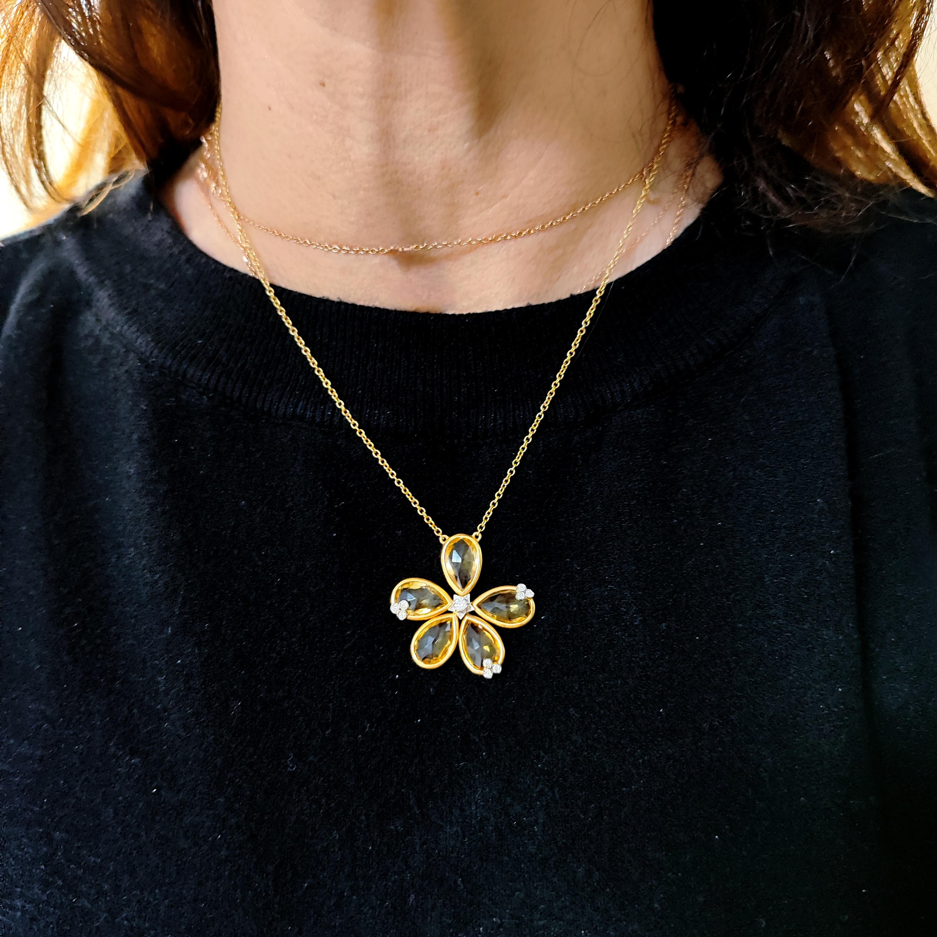 Brilliant Cut 18kt Yellow Gold necklace with flower pendant in Citrine quartz and diamonds For Sale