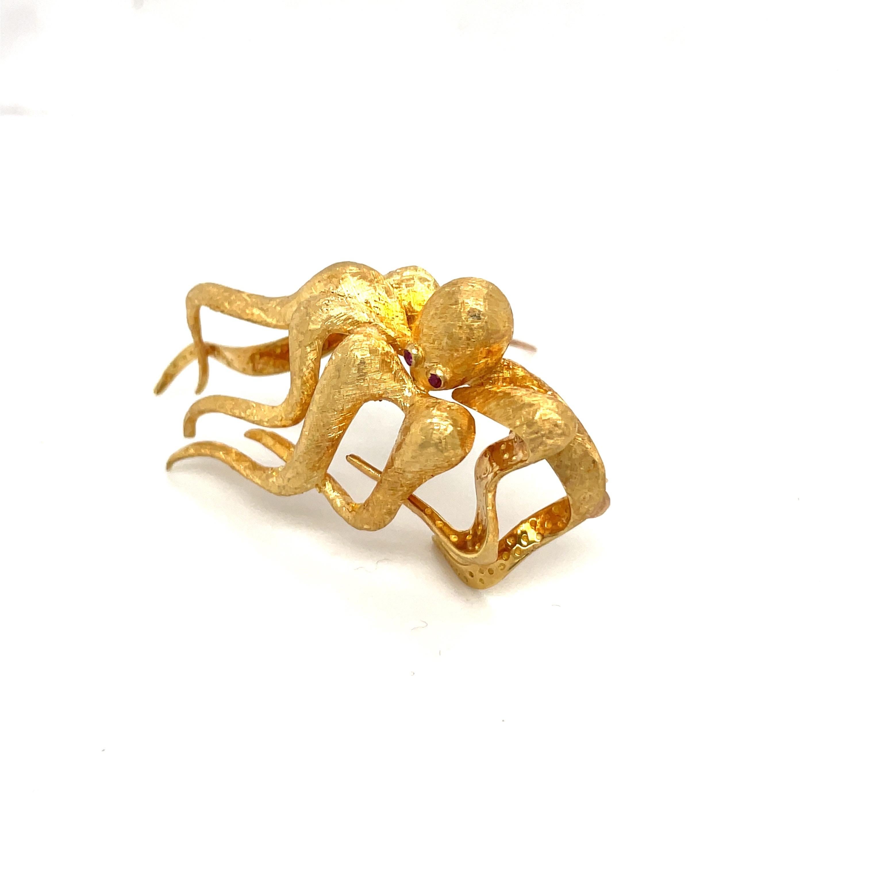 Octopus-Brosche aus 18KT Gelbgold mit Rubin-Augen (Retro) im Angebot