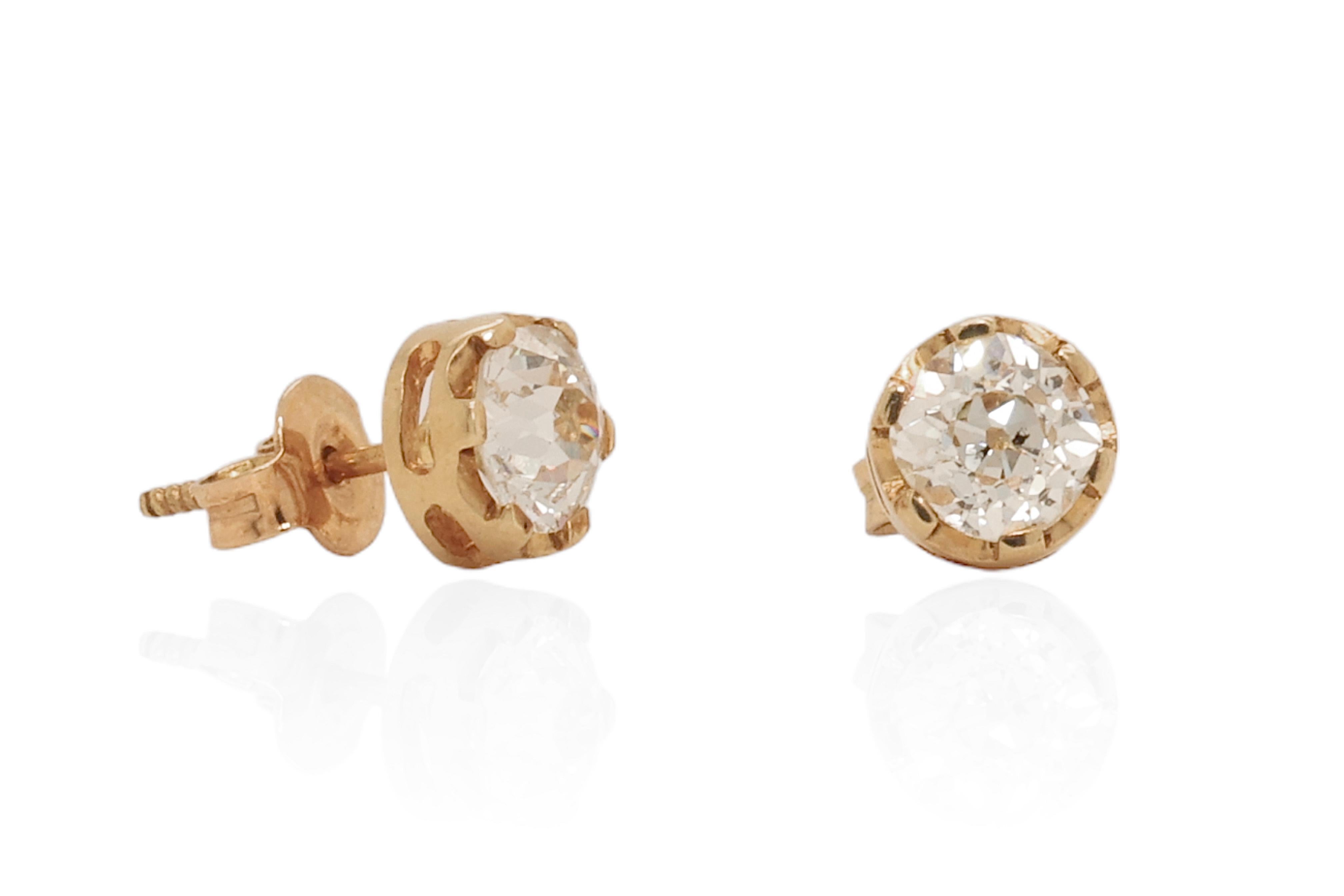 Gorgeous 18kt Yellow Gold Diamond Stud Earrings Together 2 ct.

Diamonds: 2 Old Mine cut diamonds 2 * Approx 1 ct. together approx. 2 ct.

Material: 18kt Yellow gold

Measurements: diameter diamond 5.4 mm gold case 6.5 mm

Total weight: 1.6 gram /