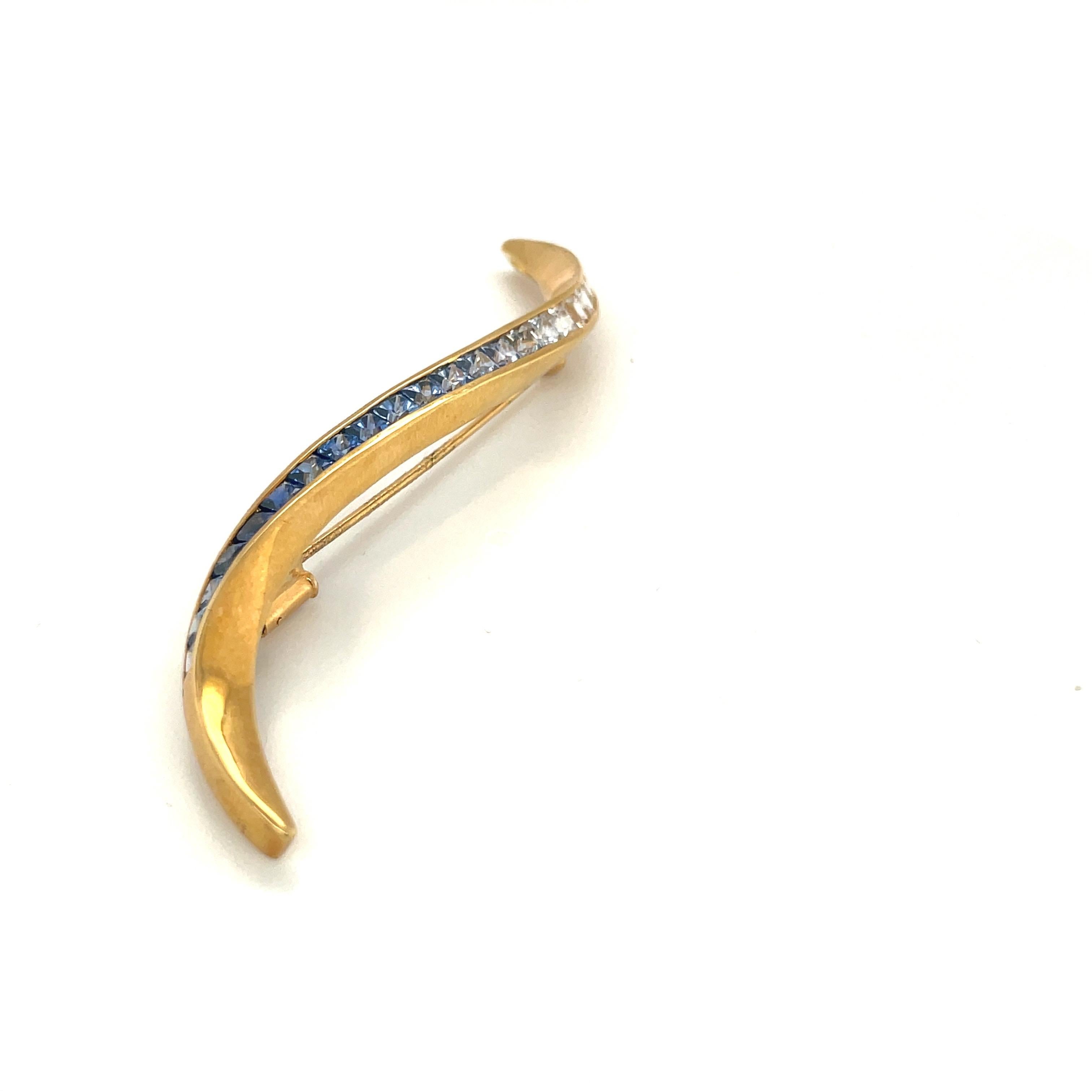 Princess Cut 18kt Yellow Gold Ombre 4.19ct Blue Sapphire Ribbon Brooch For Sale