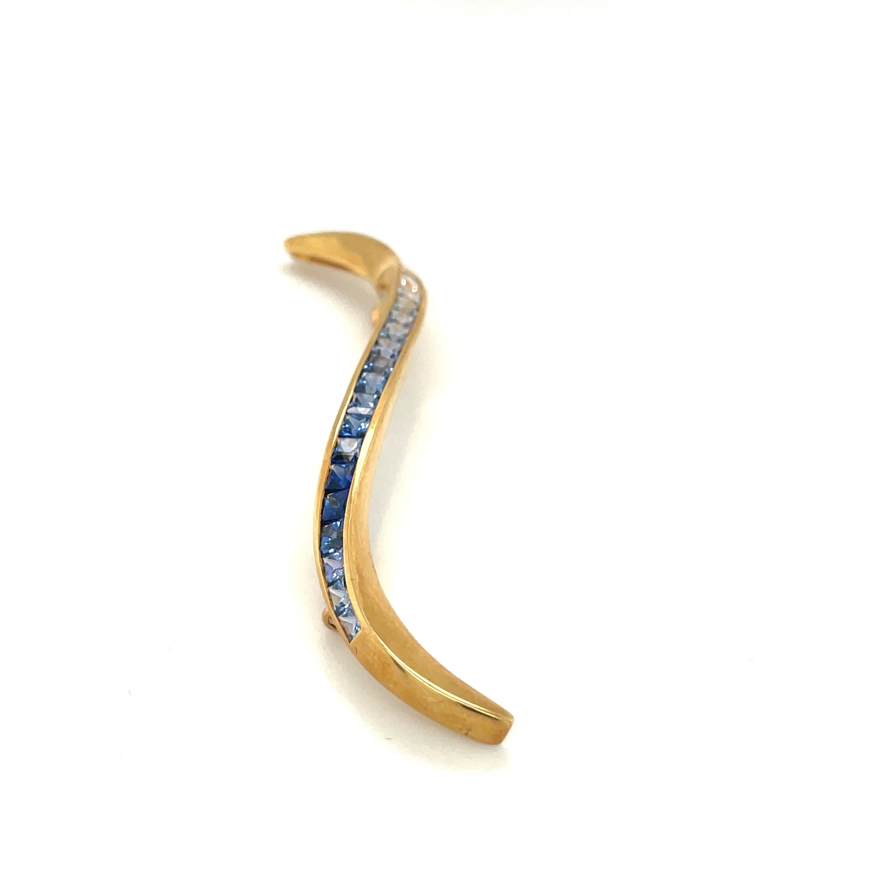 18kt Yellow Gold Ombre 4.19ct Blue Sapphire Ribbon Brooch In New Condition For Sale In New York, NY
