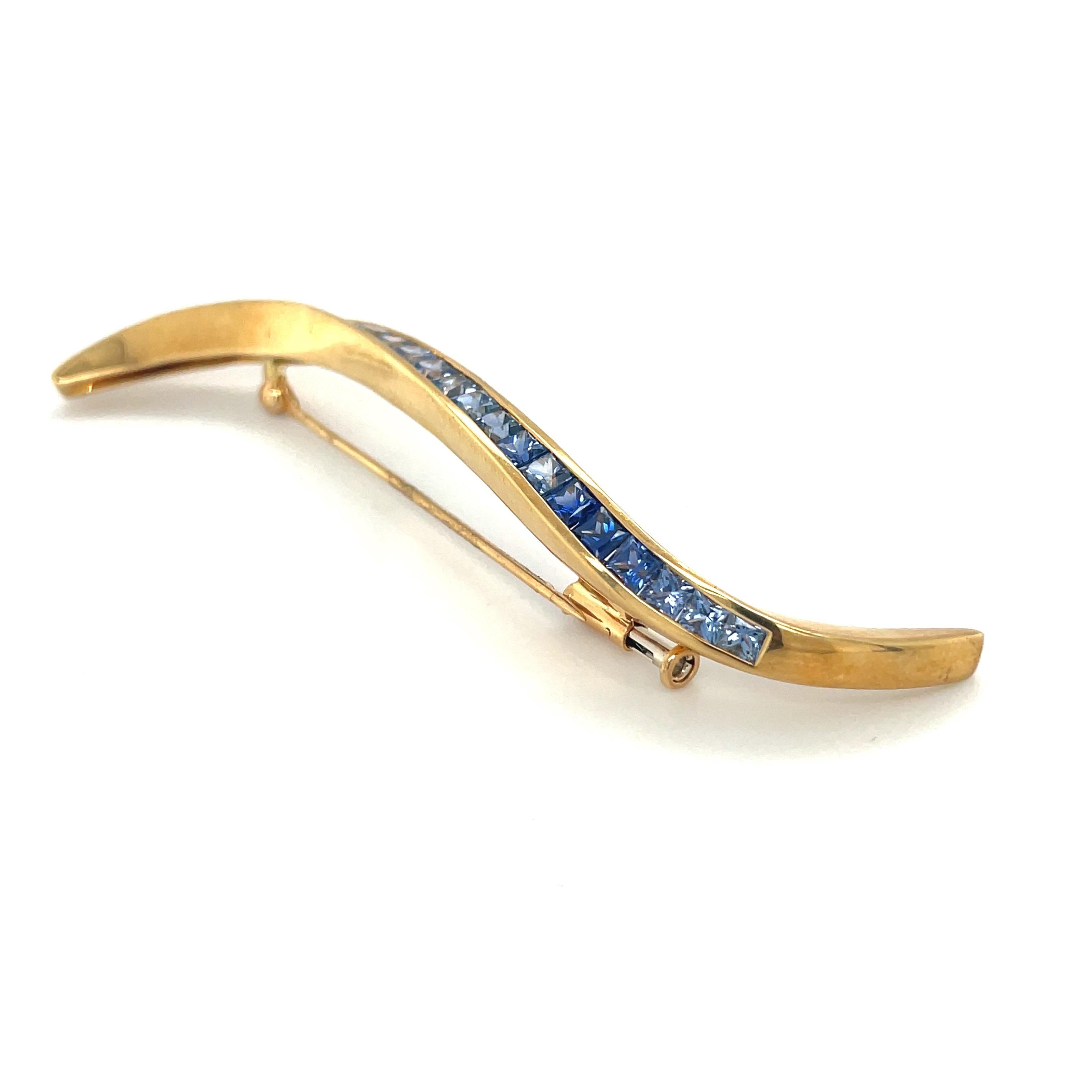 Women's or Men's 18kt Yellow Gold Ombre 4.19ct Blue Sapphire Ribbon Brooch For Sale