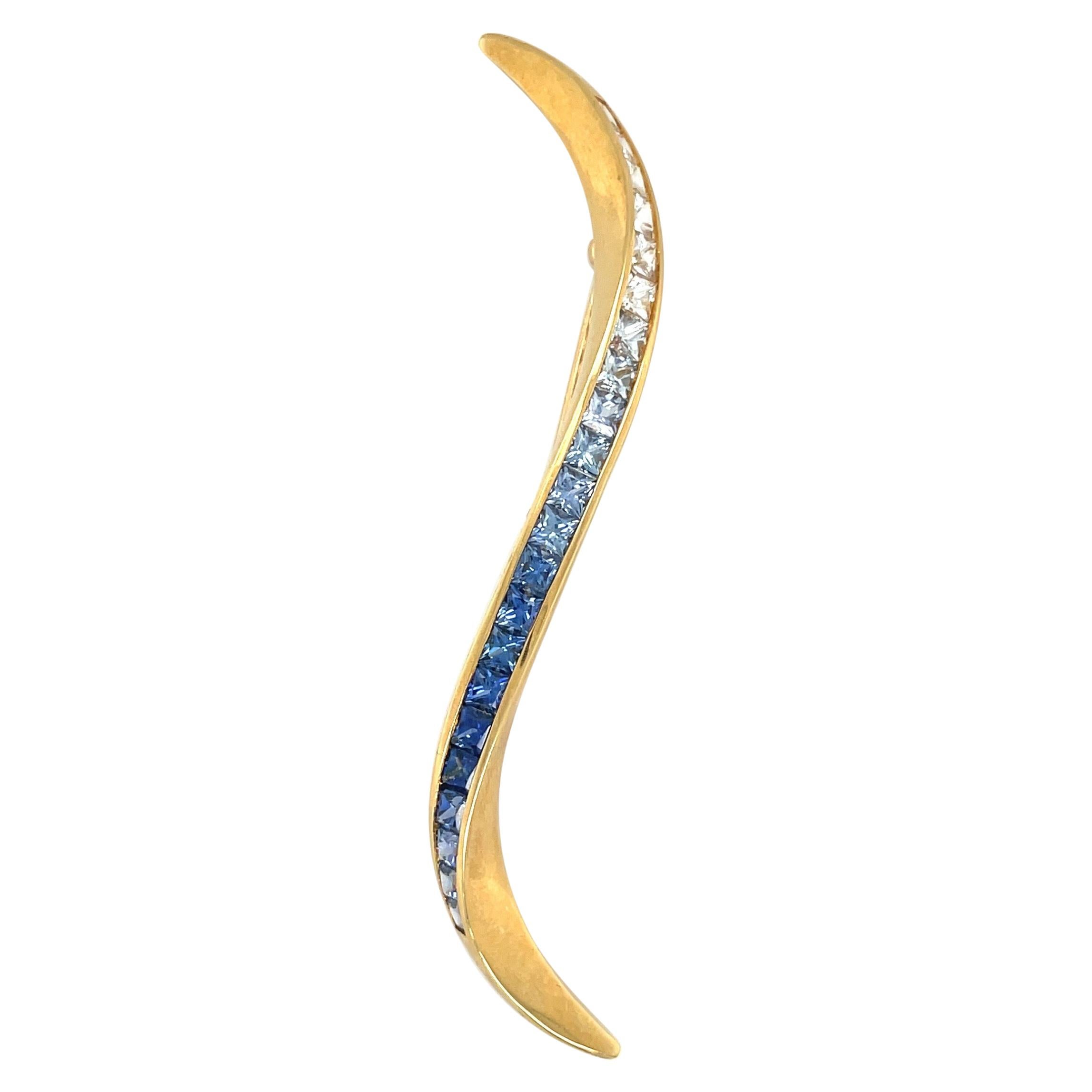 18kt Yellow Gold Ombre 4.19ct Blue Sapphire Ribbon Brooch For Sale
