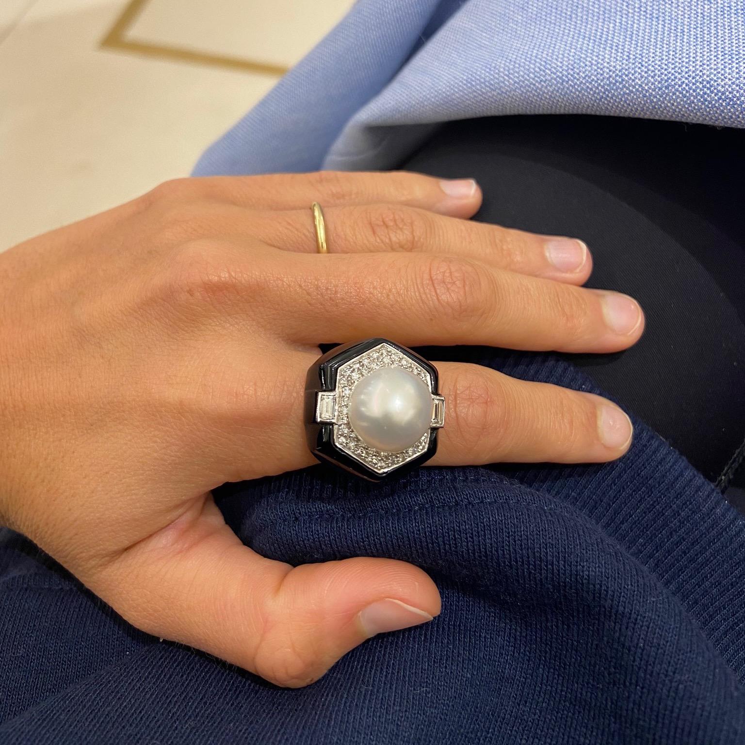 Cellini Jewelers bietet Design vom Feinsten. Dieser wunderschöne Art Deco Ring enthält eine 13,6 mm große Südseeperle, flankiert von Diamanten im Smaragd- und Brillantschliff. Umgeben von Onyx. Die Farbkombination und das Design sorgen für ein