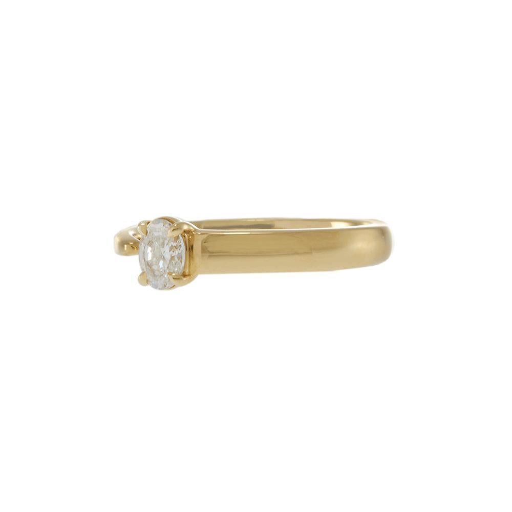 Réalisée en or jaune 18KT, cette bague moderne présente une silhouette ouverte à la fois raffinée et architecturale. Au centre, un étincelant diamant de 0,30 carat de taille ovale brille d'un éclat de couleur G et d'une pureté SI1, serti dans un