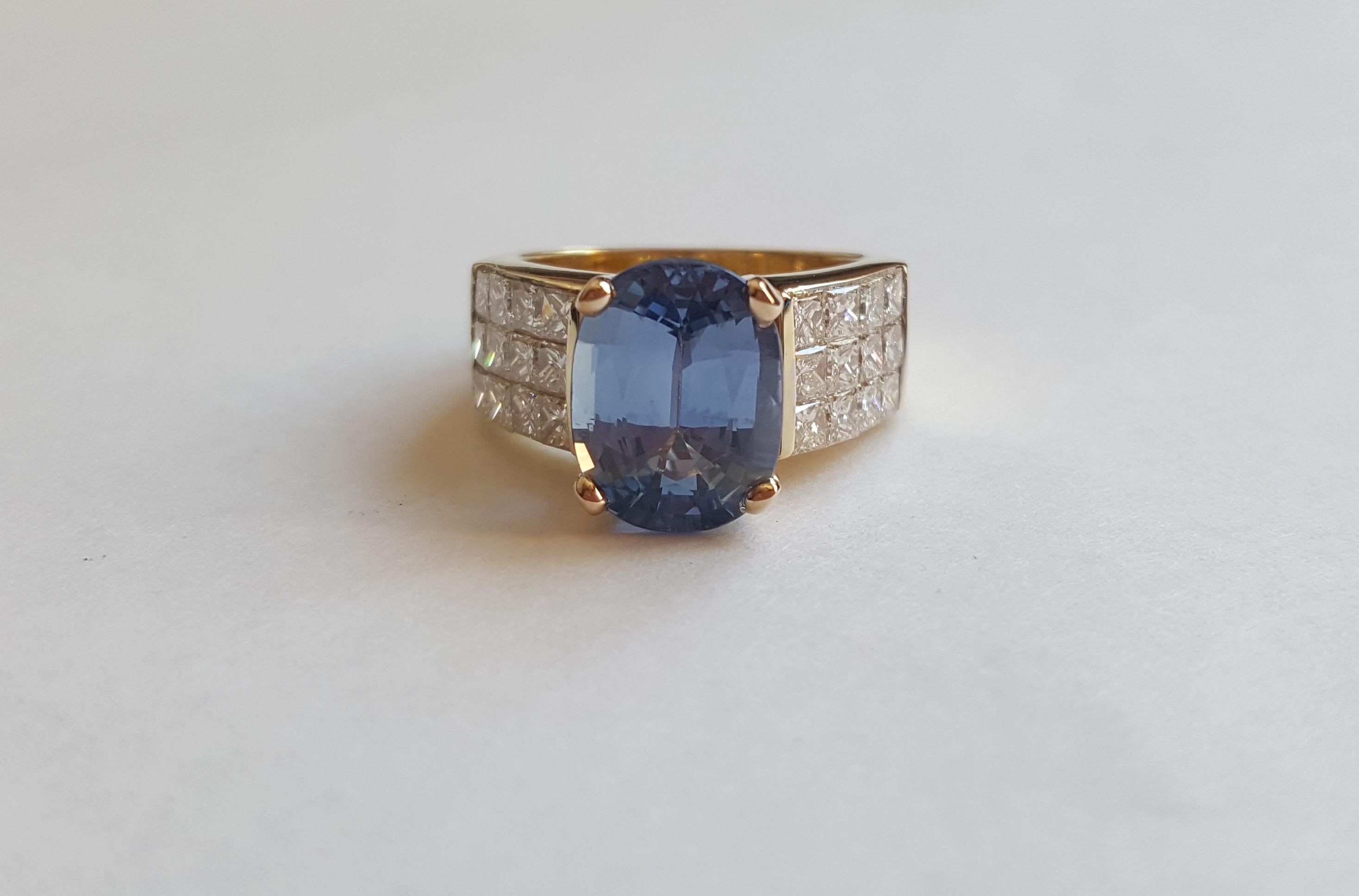Contemporary 18 Karat Yellow Gold Oval 4.45 Carat Blue Sapphire 24 Princess Cut Invisible Set For Sale