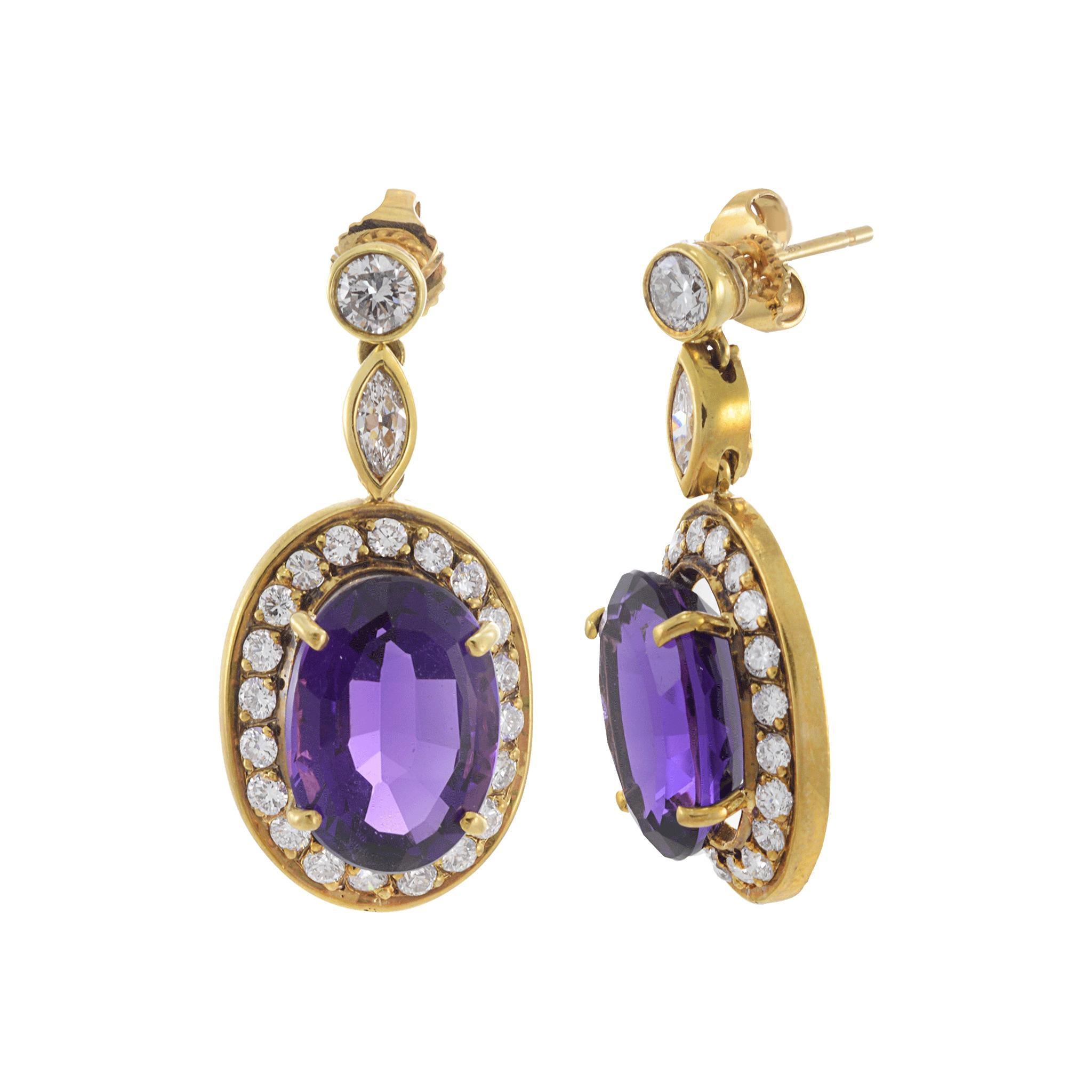 Espressione aggraziata di colore e brillantezza, questi orecchini a goccia in oro giallo 18KT presentano ametiste dal taglio ovale riccamente saturo circondate da un'aureola di scintillanti diamanti rotondi. Il design è impreziosito da ulteriori