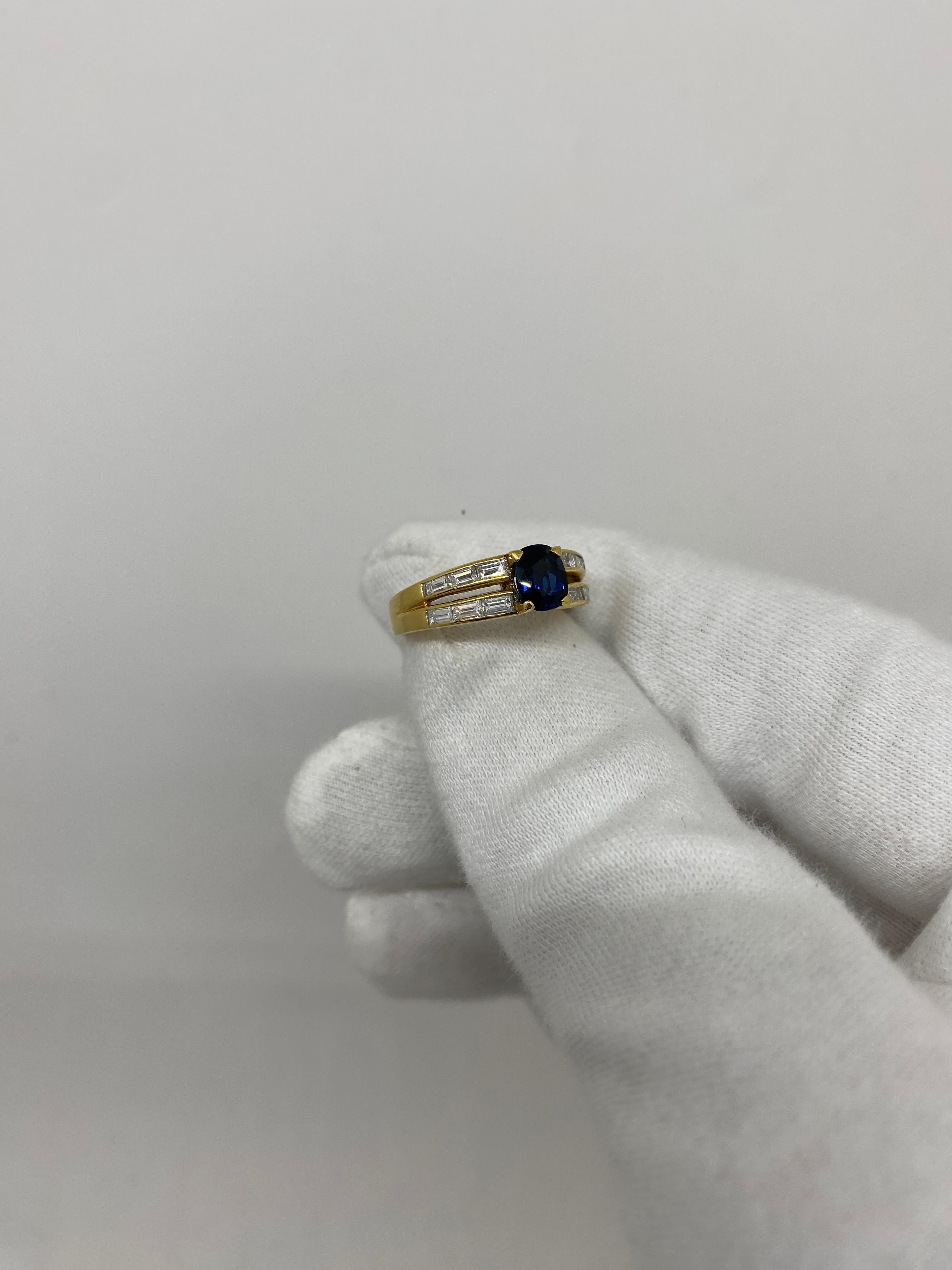 18Kt Yellow Gold Oval Blue Sapphire 0.90 ct White Diamonds Baguette-Cut 0.80 ct In Excellent Condition For Sale In Bergamo, BG