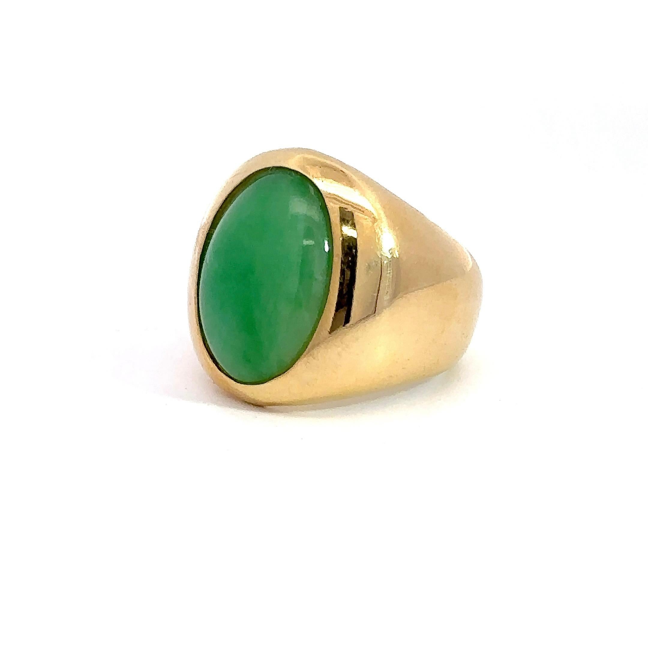 18KT Yellow Gold Oval Cabochon Jade Signet Ring In Good Condition For Sale In Los Angeles, CA
