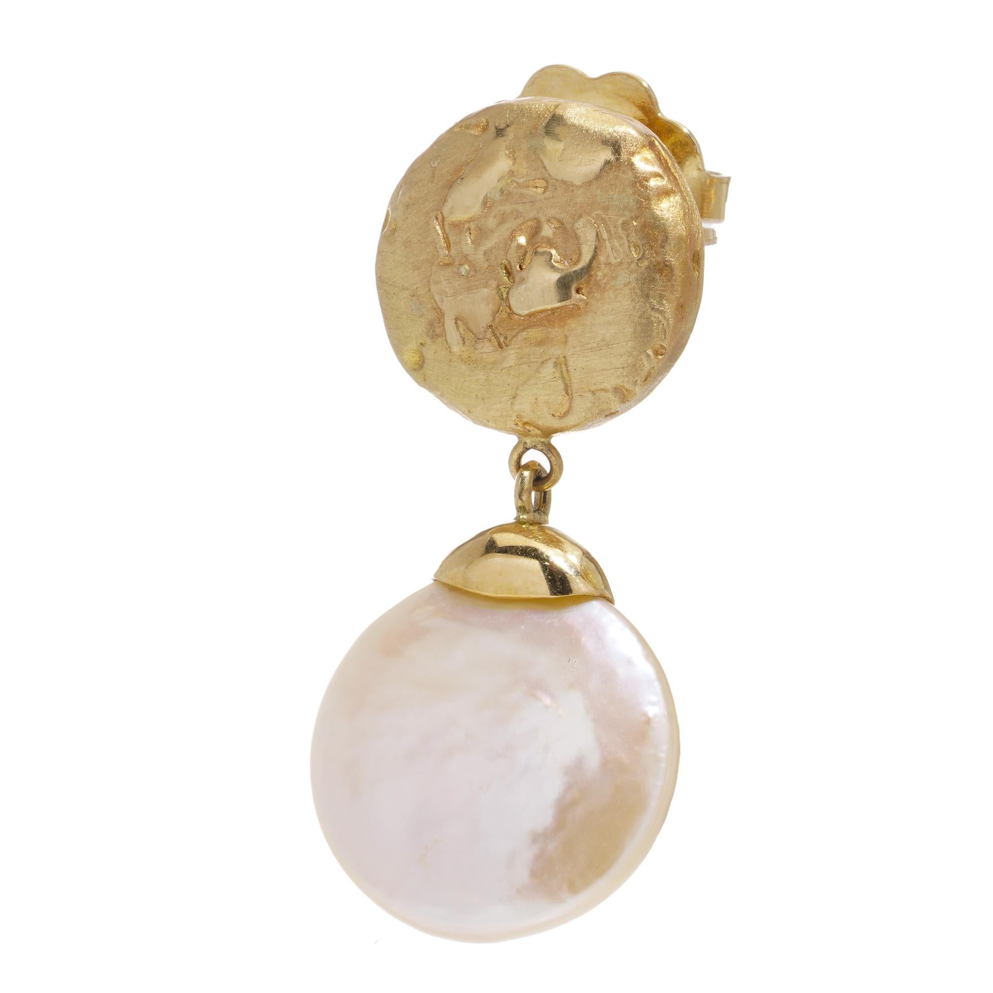 18kt yellow gold pair of dangle earrings with Freshwater Coin Pearls. 
Hallmarked with 750 gold mark. 

Dimensions:
Length width: 3.1 x 1.4 cm 
Weight: 9.00 grams 

Pearls -
Quantity: 2
Cut: Round 
Size: 14 mm in diameter
5 mm in depth 

Condition: