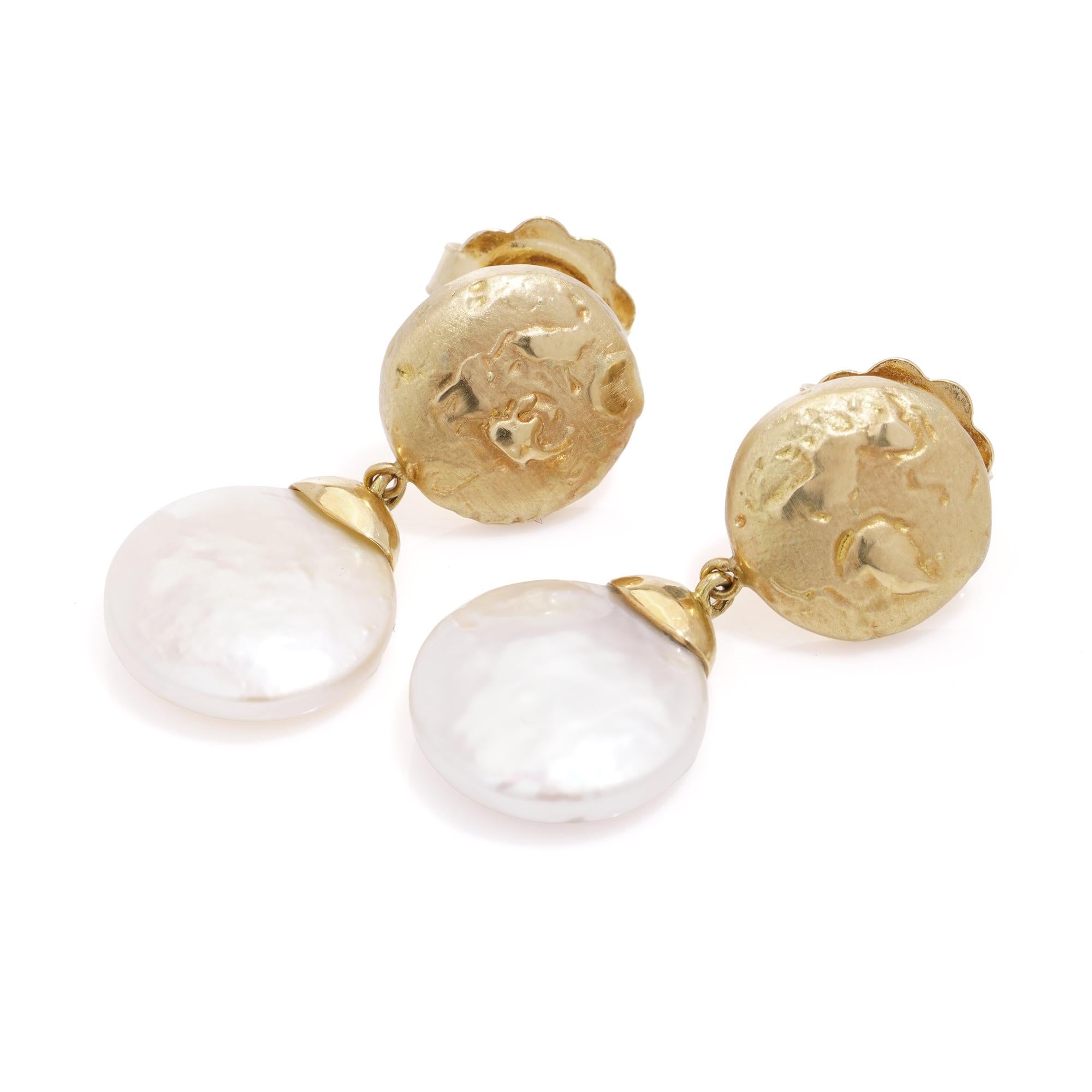 18kt yellow gold pair of dangle earrings with Freshwater Coin Pearls In Good Condition For Sale In Braintree, GB