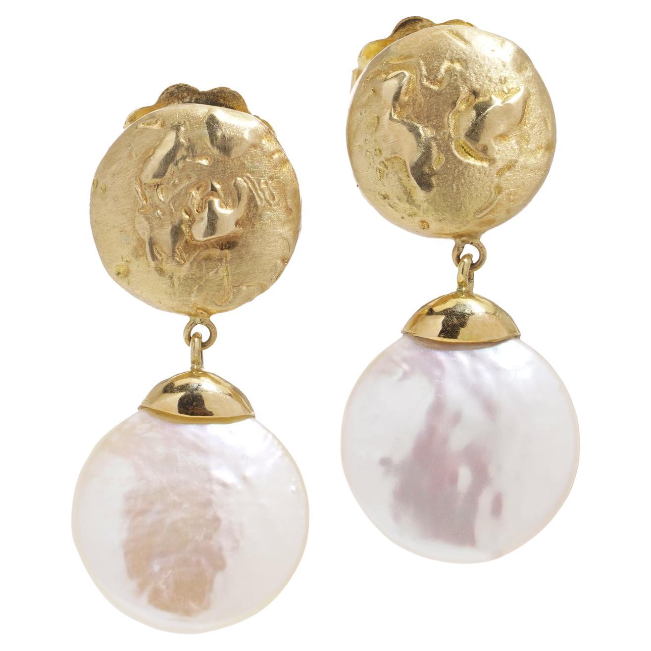 18kt yellow gold pair of dangle earrings with Freshwater Coin Pearls For Sale