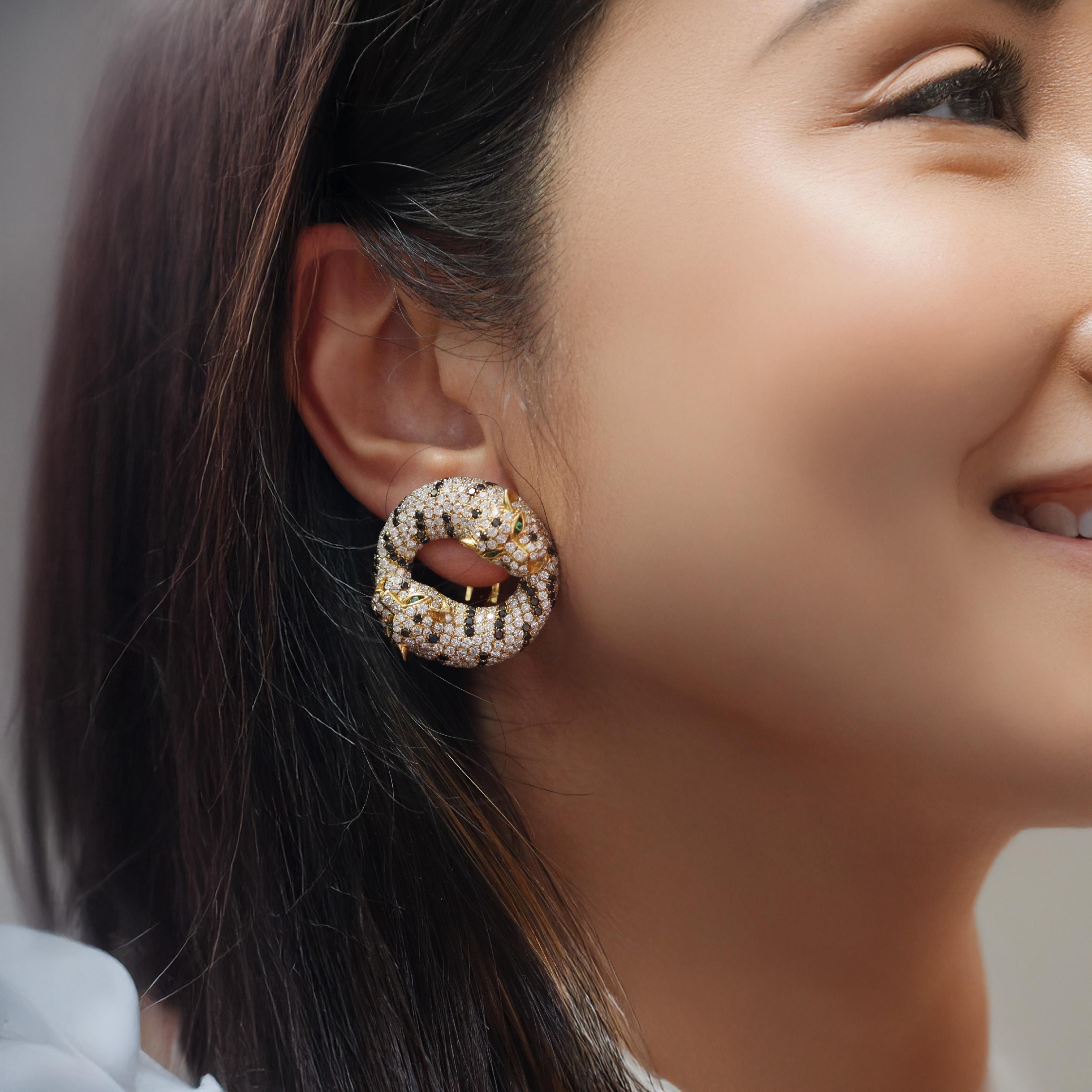 Pendientes Panthere de oro amarillo de 18 quilates con 10,86 quilates de diamantes blancos y negros en venta 1