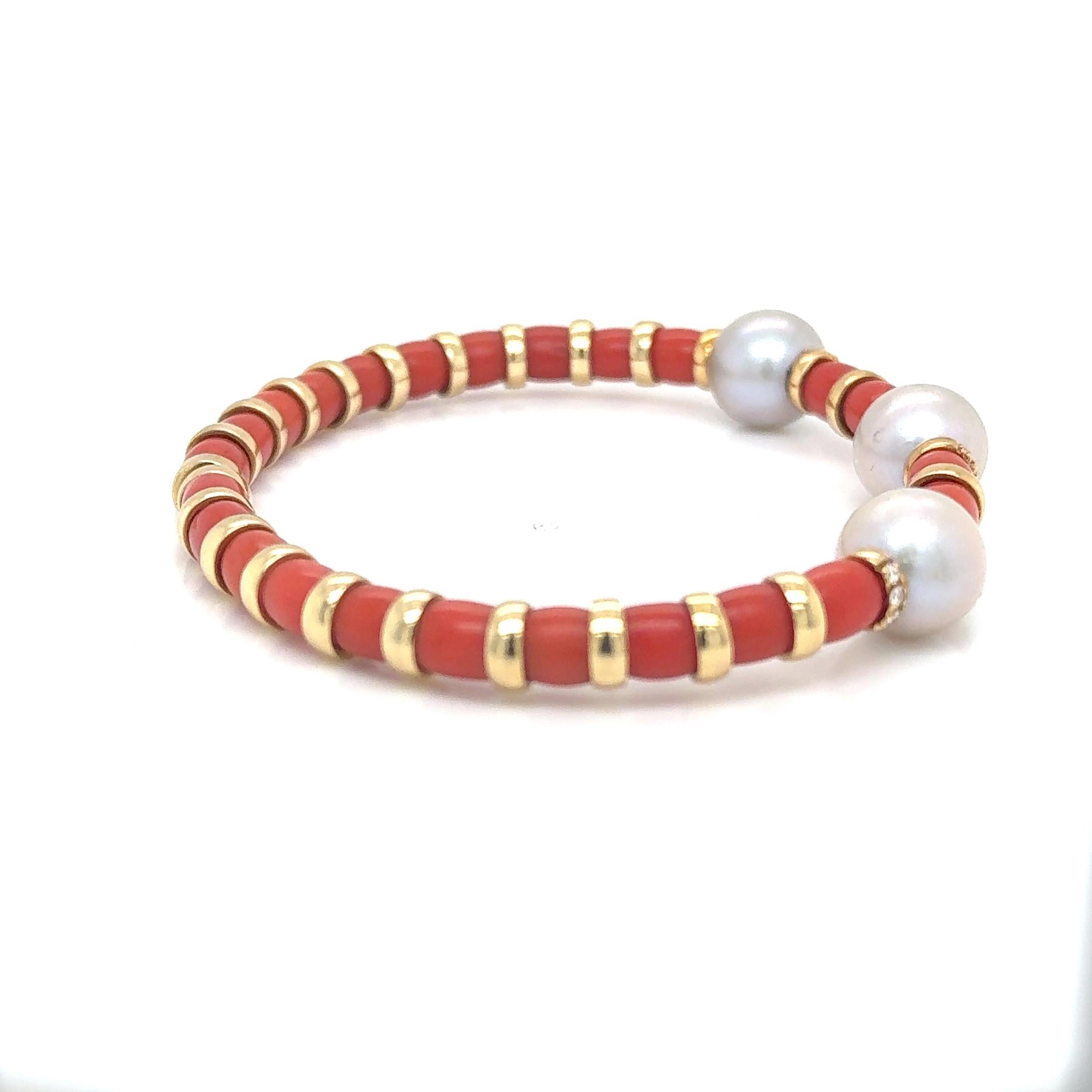 18Kt Yellow Gold Pearls and Coral Bracelet with Diamonds In Excellent Condition For Sale In Miami, FL
