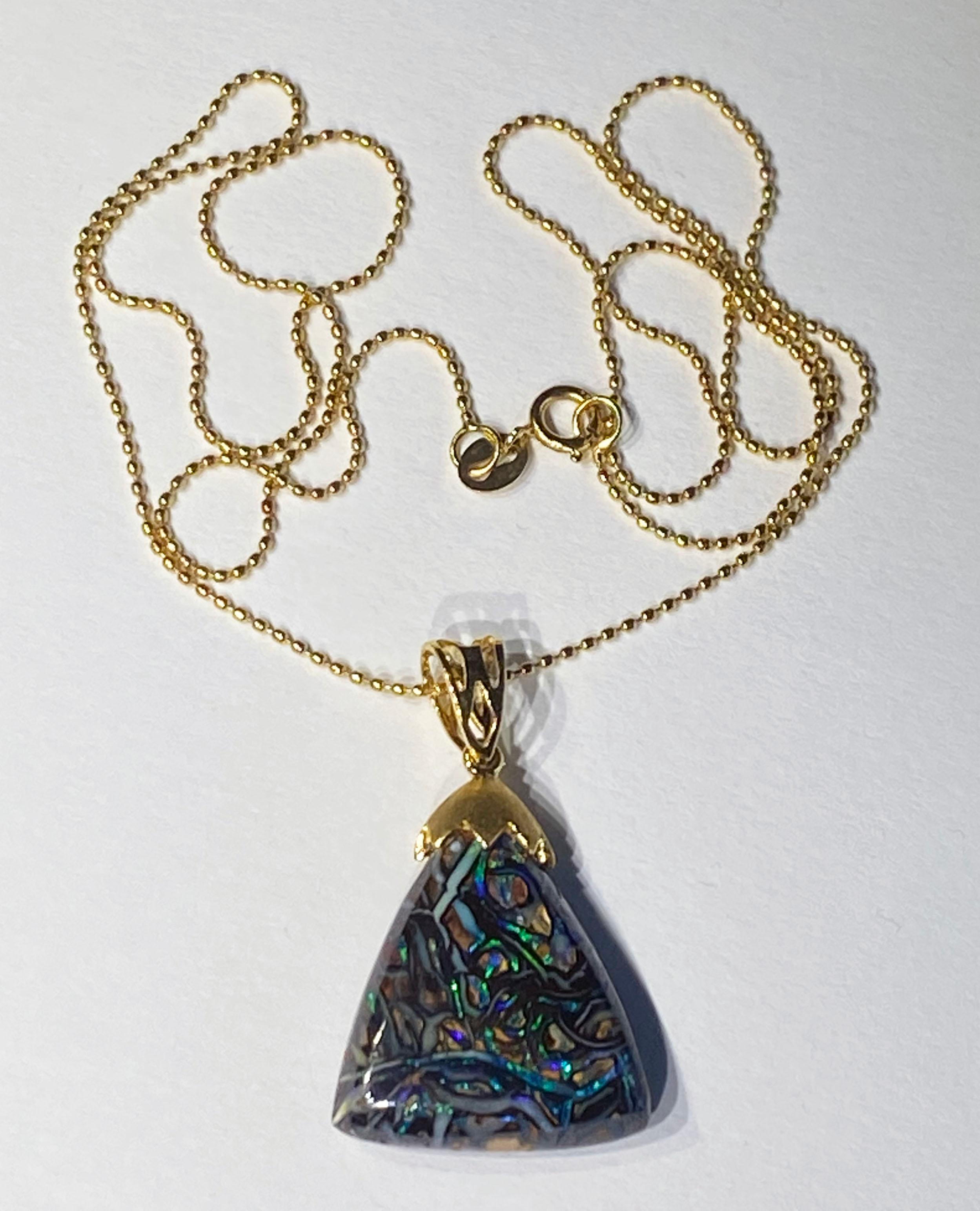 Pendentif en or jaune 18 carats représentant une opale australienne. en vente 5