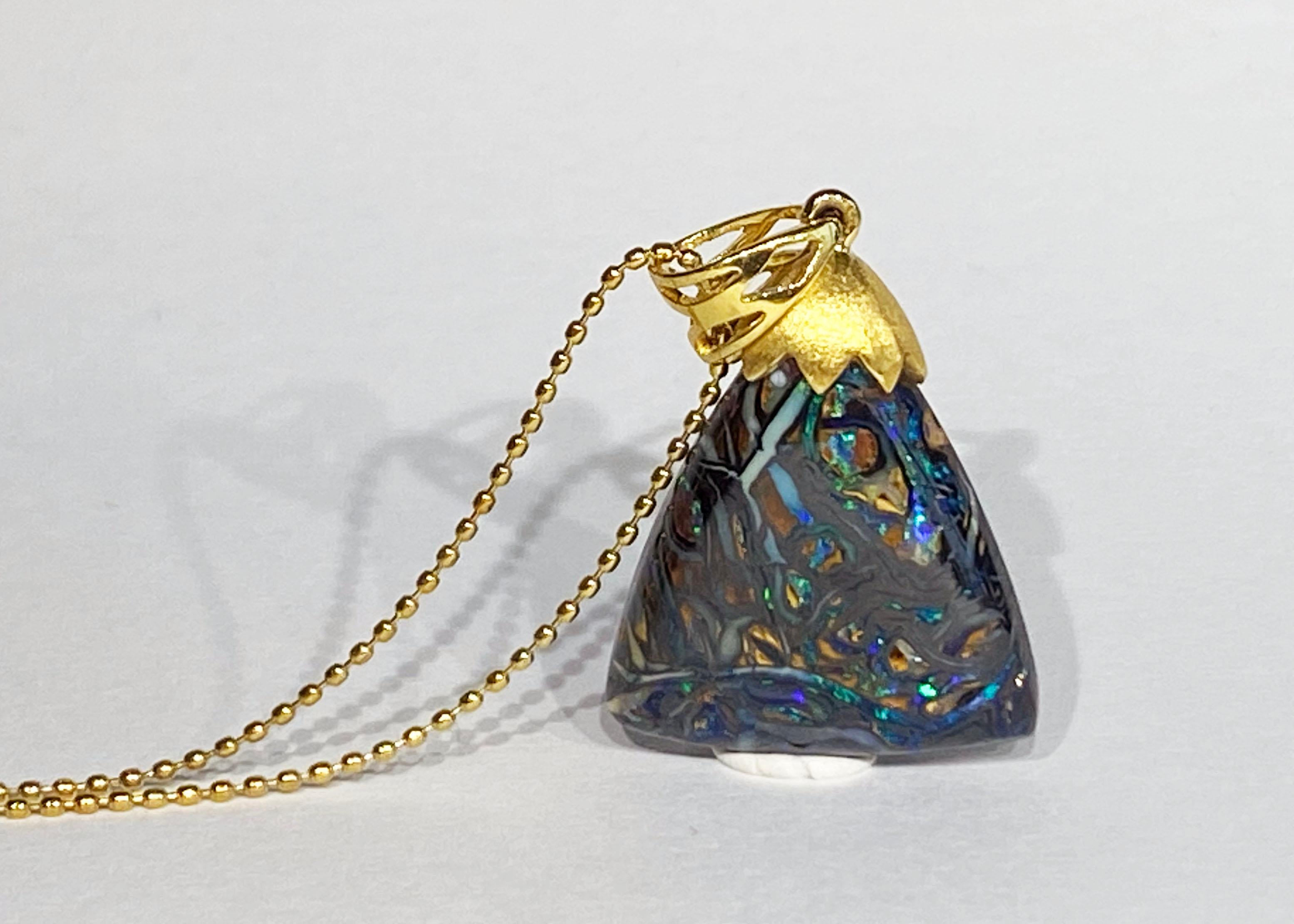 Pendentif en or jaune 18 carats représentant une opale australienne. en vente 10