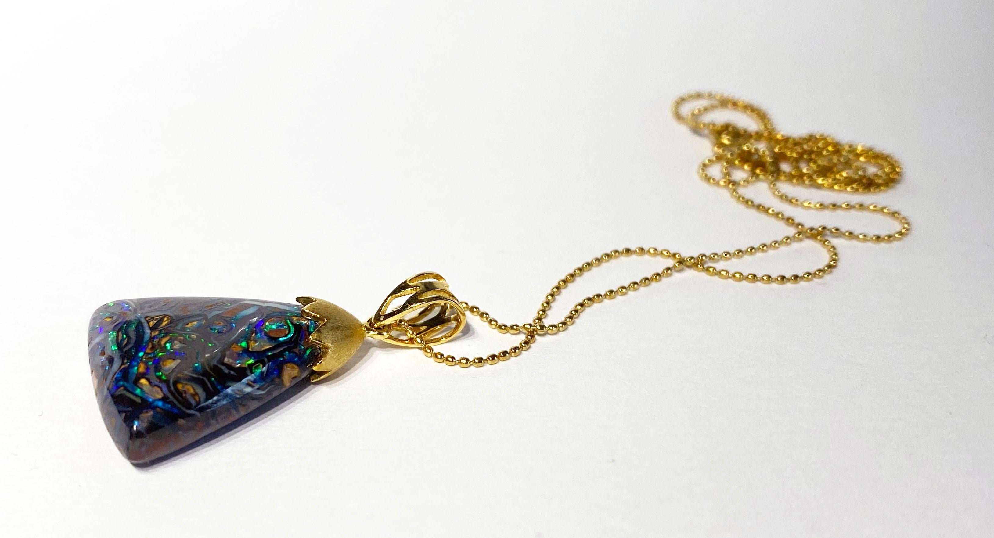 Moderne Pendentif en or jaune 18 carats représentant une opale australienne. en vente