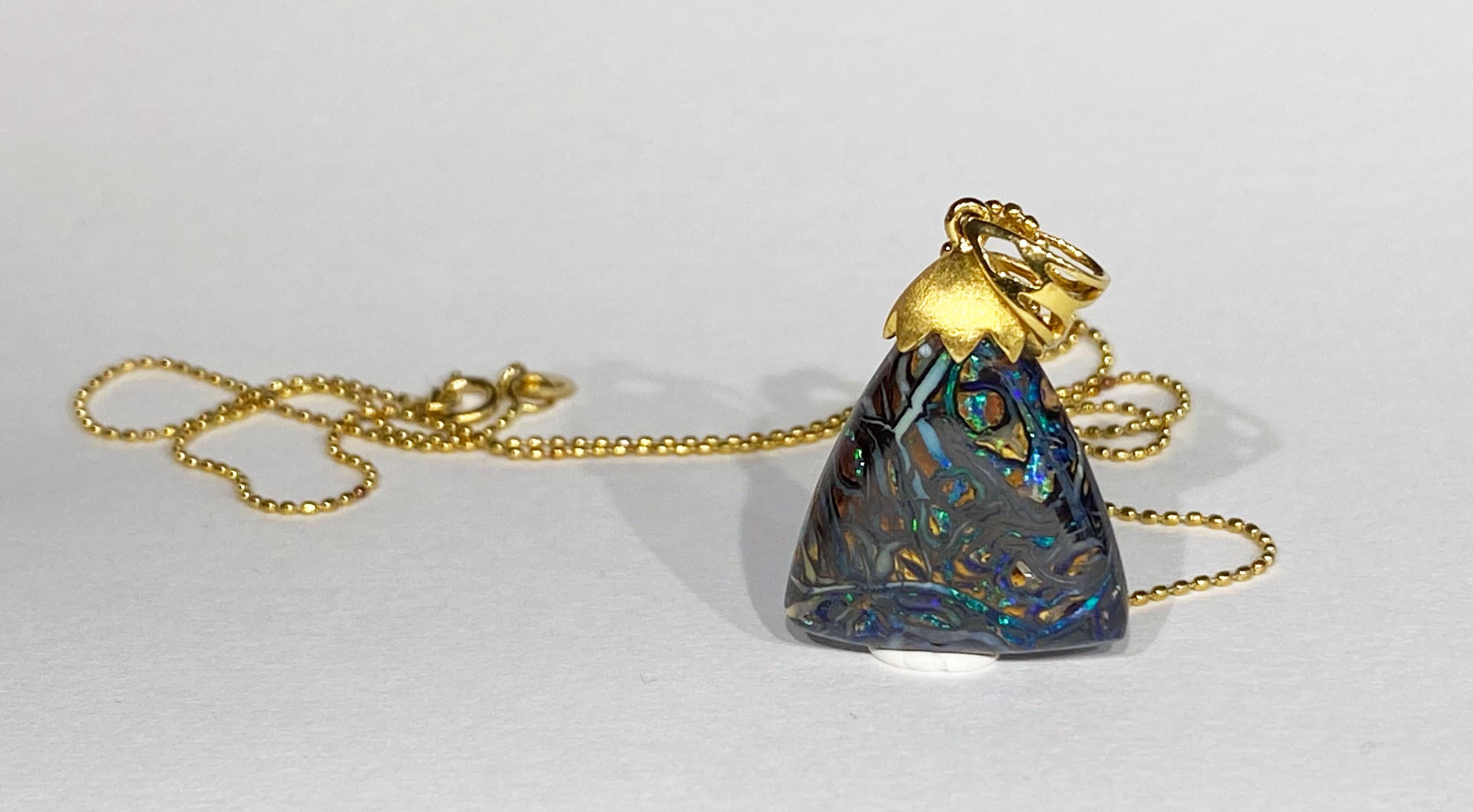 Pendentif en or jaune 18 carats représentant une opale australienne. en vente 3
