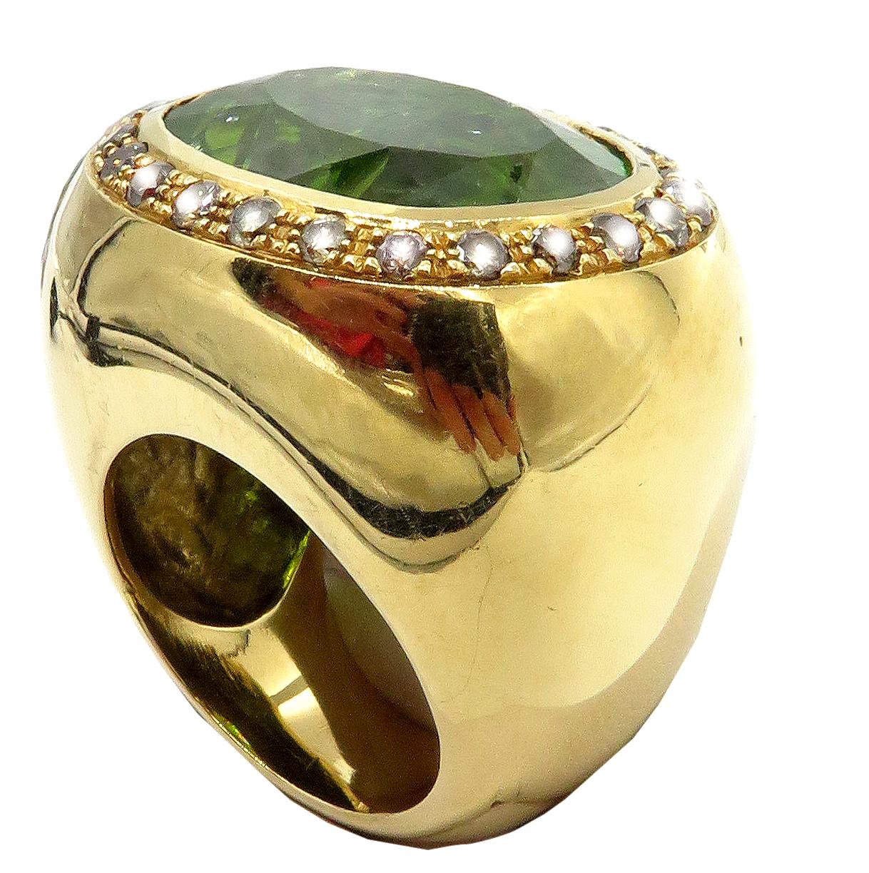 We are offering this beautiful, Peridot & Diamond 18kt yellow gold ring in a U.S ring size 7 1/4. A beautiful cocktail ring with a 0.75