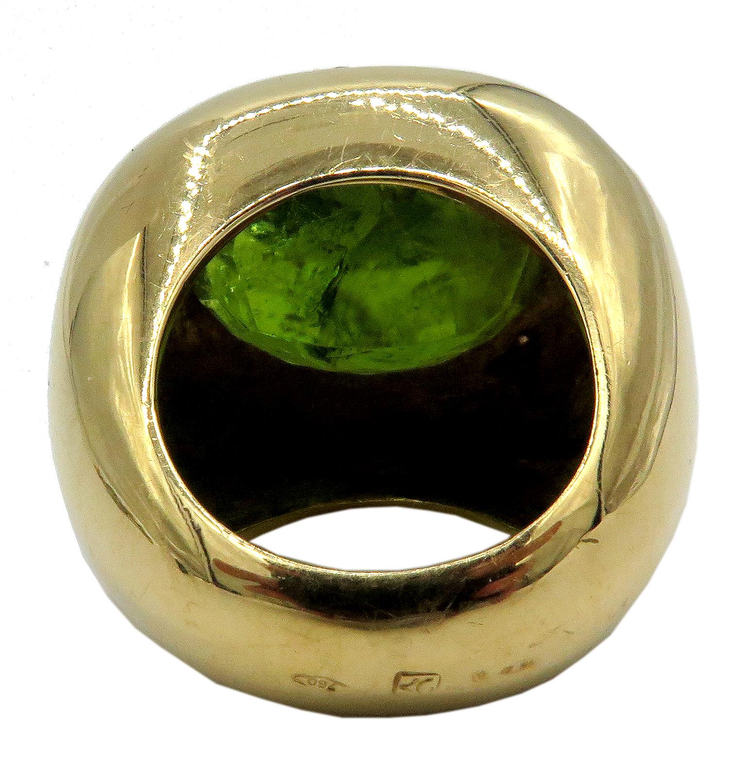 18 Karat Yellow Gold Peridot and Diamond Ring In Excellent Condition In West Palm Beach, FL