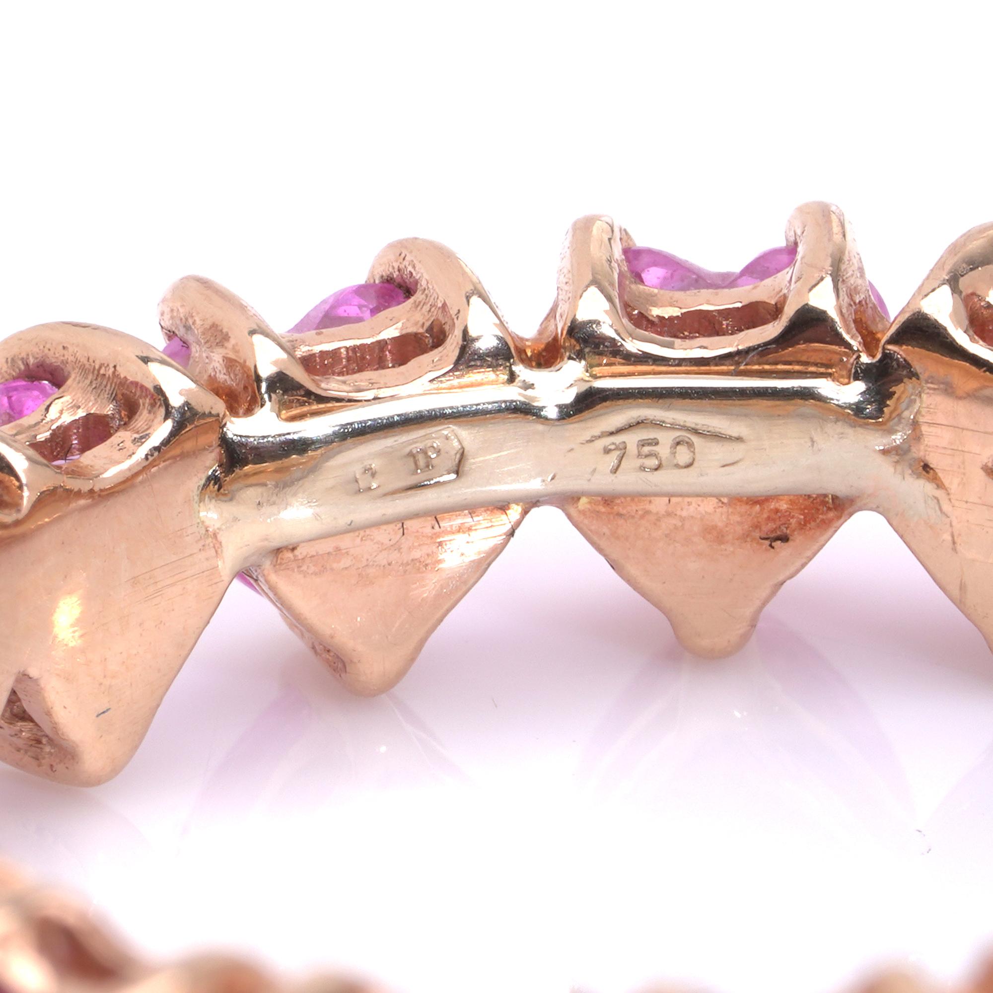 Anello eternità con cuore di zaffiro rosa in oro giallo 18 carati in vendita 1