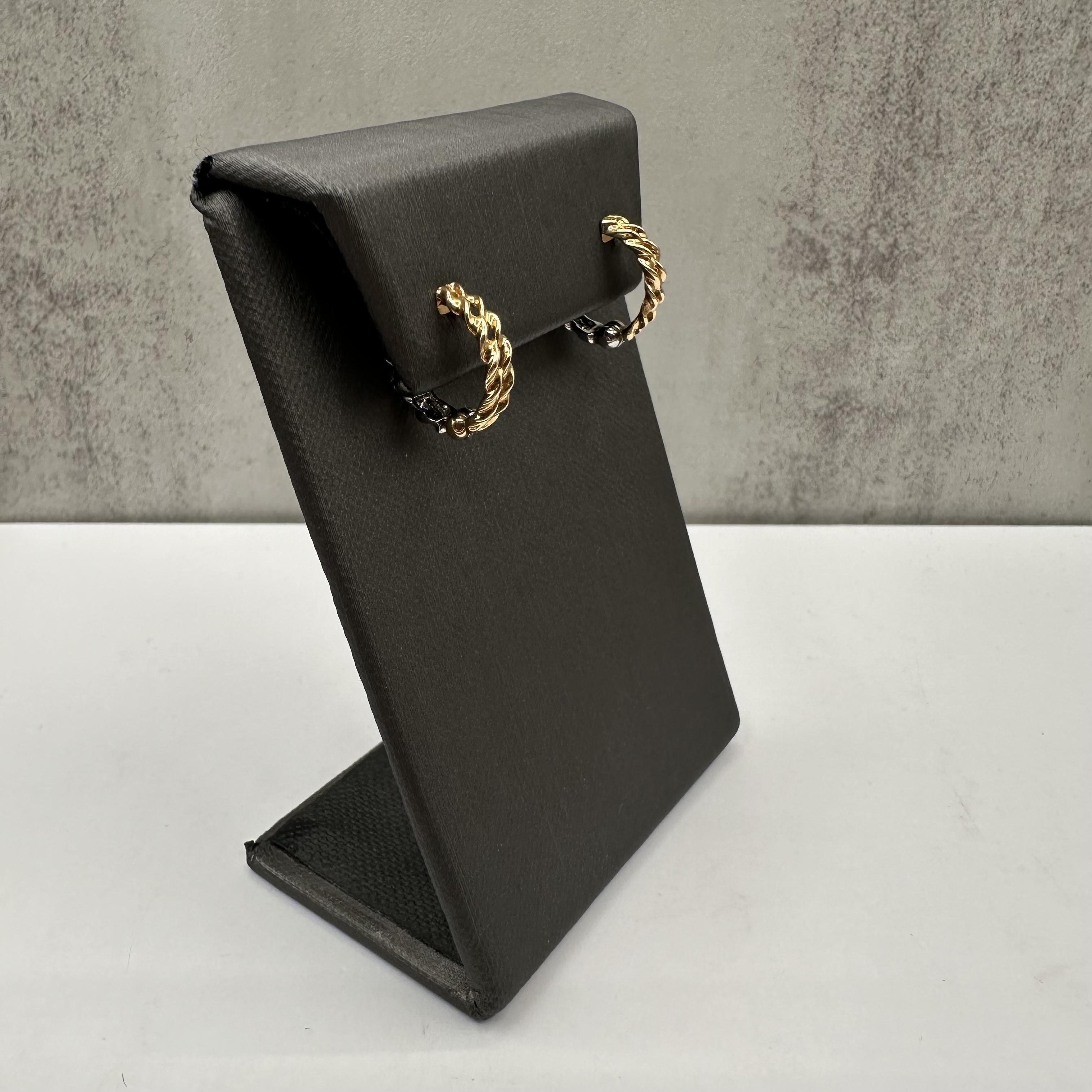 Ajoutez une touche de luxe et de polyvalence à votre collection de bijoux avec ces élégants anneaux/couronnes à clip, réalisés dans un mélange d'or jaune 18 carats et de platine. Ces accessoires élégants et légers, d'un poids de 4,1 grammes, peuvent