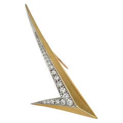 Spilla a forma di segno di spunta in oro giallo 18 carati, platino e diamanti da 0,50 carati